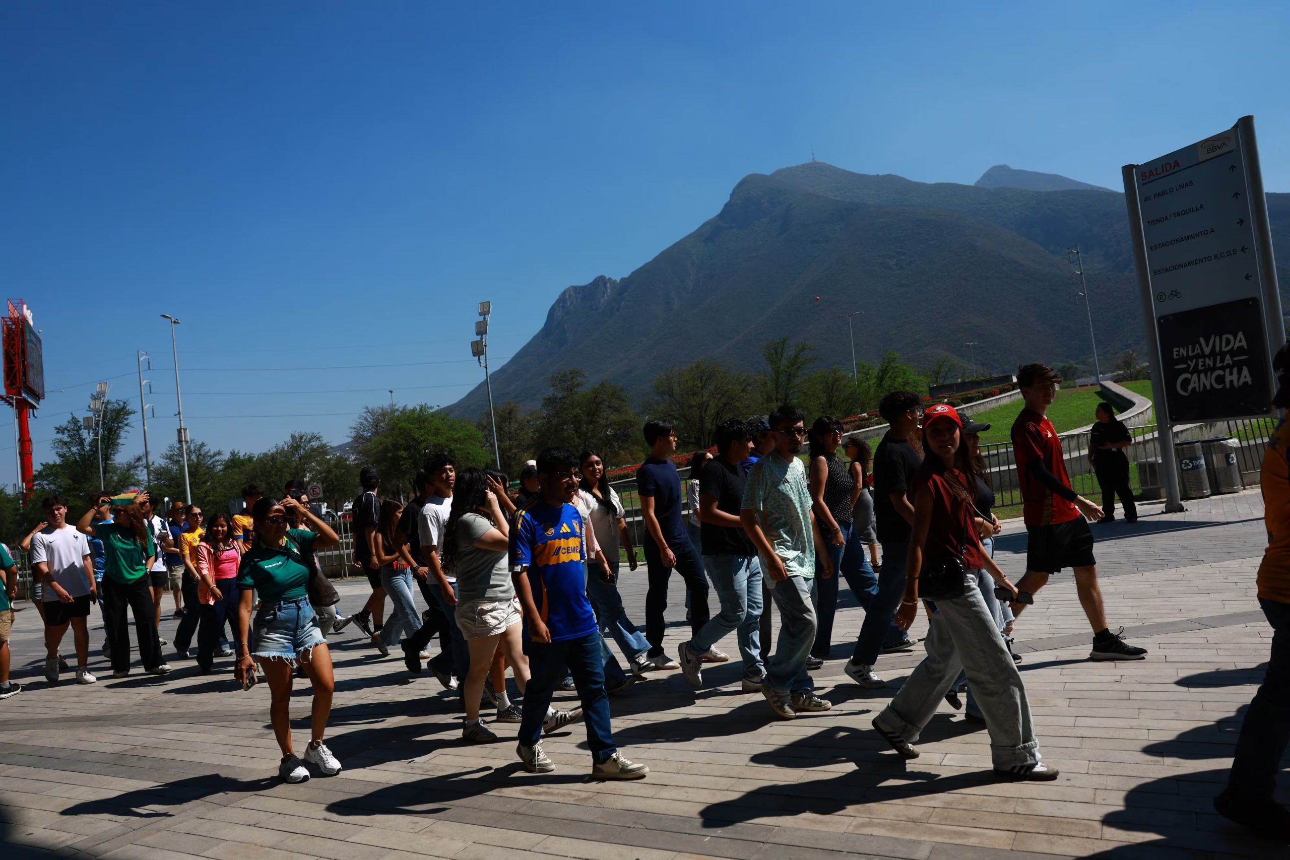 En Monterrey, los códigos QR y operativos de seguridad provocan molestias y falta de información entre residentes de las colonias cercanas al Estadio BBVA. REUTERS/Raquel Cunha