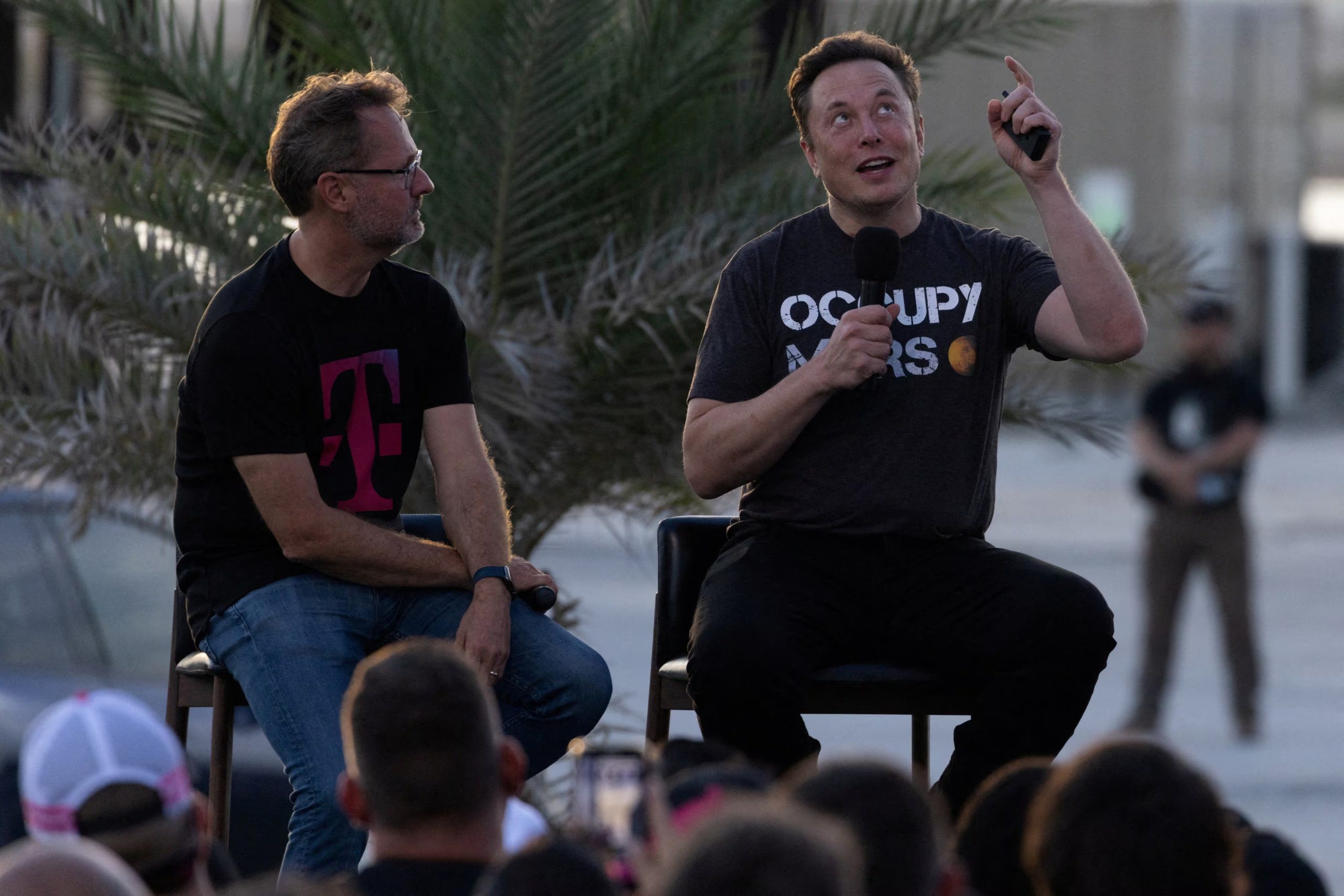 Elon Musk (der.) gesticula durante una rueda de prensa (REUTERS/Adrees Latif/Foto de archivo)