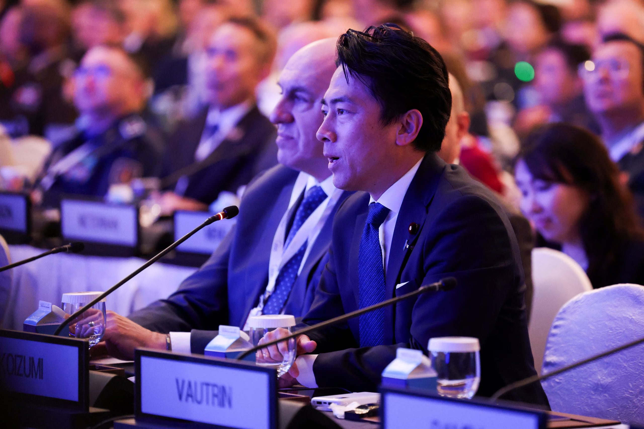 El ministro de Defensa japonés, Shinjiro Koizumi, formula una pregunta al secretario de Defensa estadounidense, Pete Hegseth, en la cumbre de seguridad Diálogo Shangri-La del IISS en Singapur, el 30 de mayo de 2026 (REUTERS/Edgar Su)