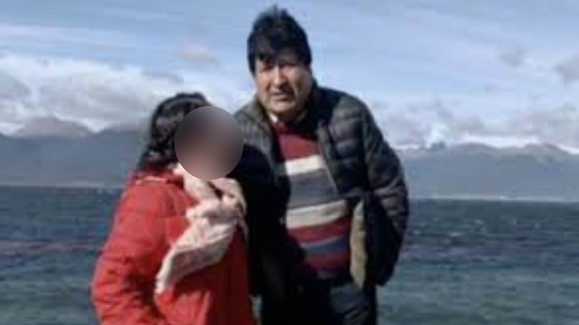 Fotografía de Evo Morales, junto a una de las adolescentes con las que se vinculó durante y después de su presidencia
