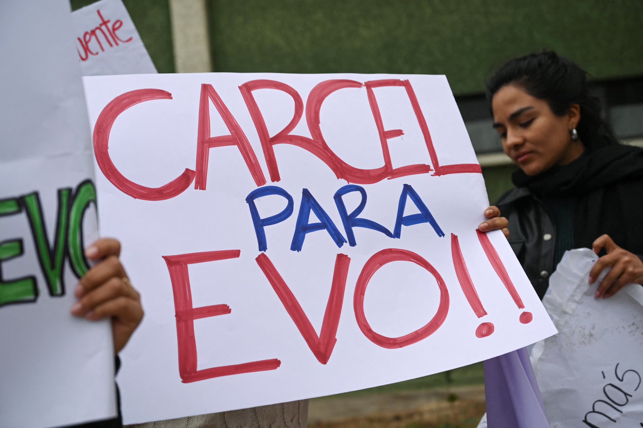 Un grupo de mujeres se manifiesta en Tarija, Bolivia, previo a una audiencia contra Evo Morales a la que no asistió. 10 de octubre de 2024 (REUTERS /Claudia Morales)