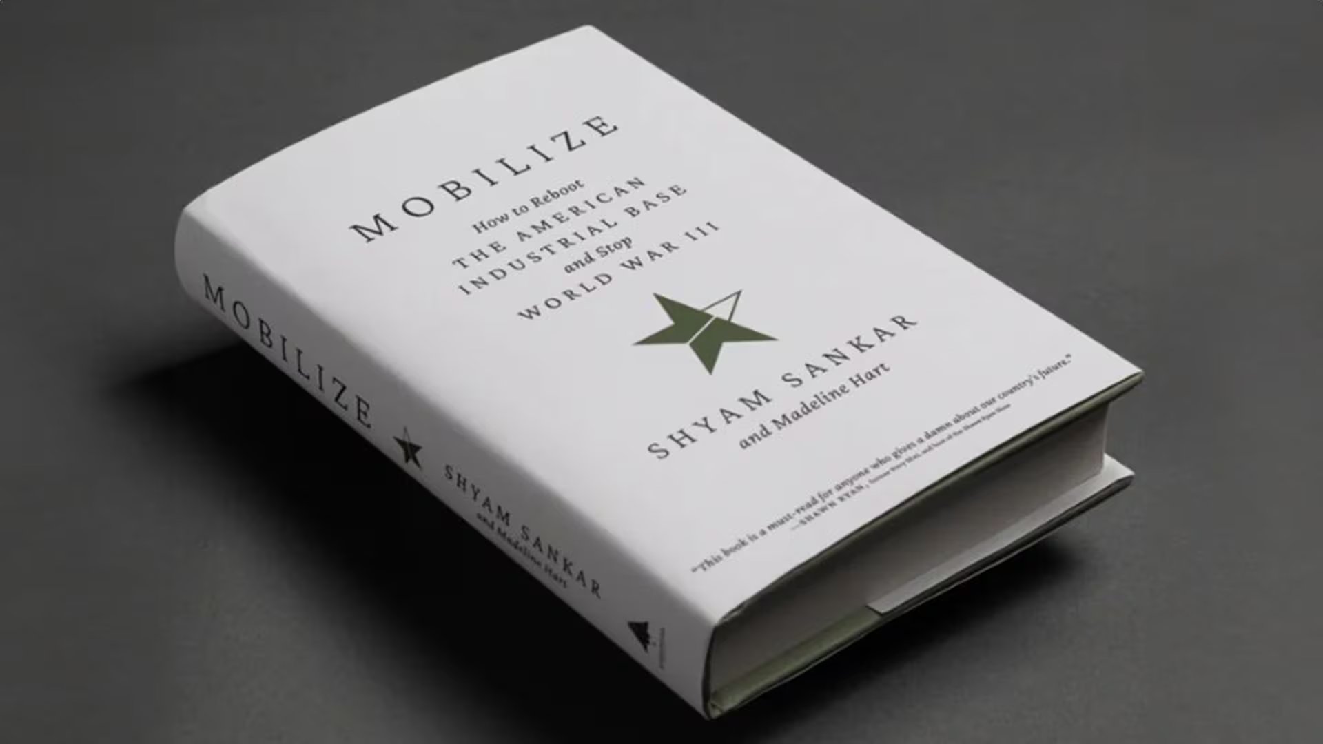 El libro 'Mobilize: How to Reboot the American Industrial Base and Stop World War III', de los autores Shyam Sankar y Madeline Hart, se muestra en un fondo oscuro.