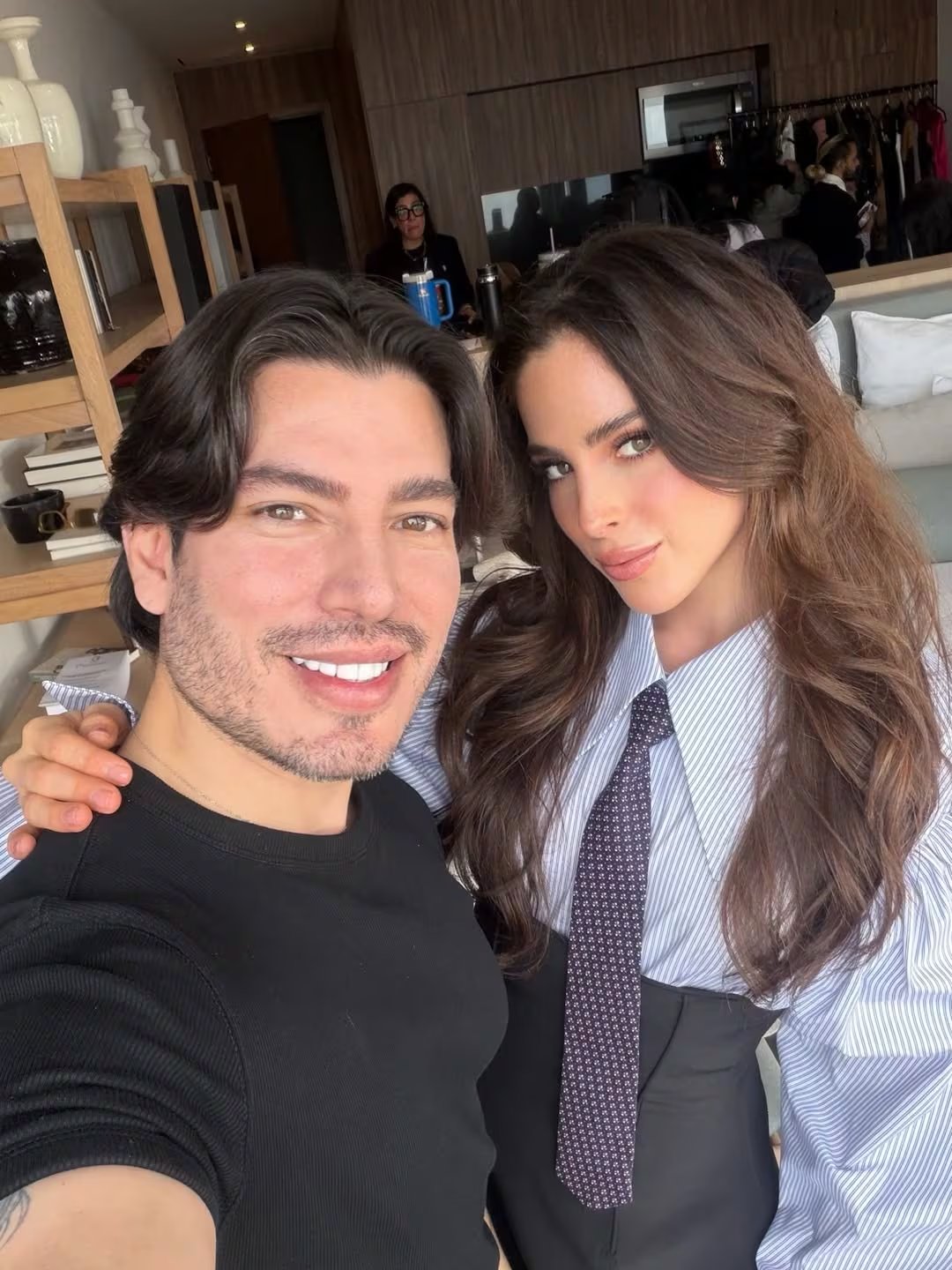 El maquillista Pepe Gutiérrez junto a Fátima Bosch. (Instagram: pepegutierrezoficial)
