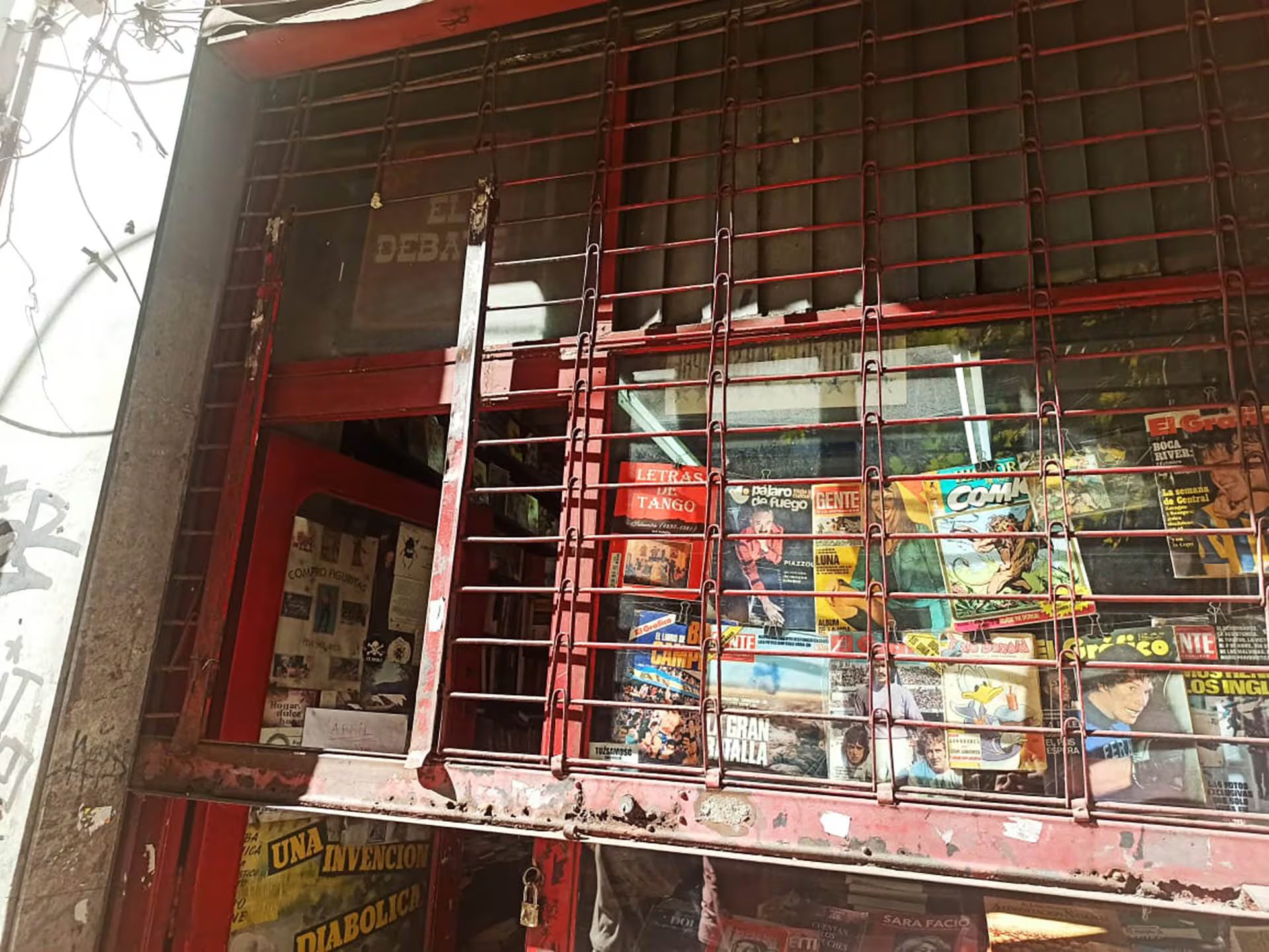 La librería El Debate está ubicada en Once y ofrece compra-venta de libros, revistas, figuritas y discos

