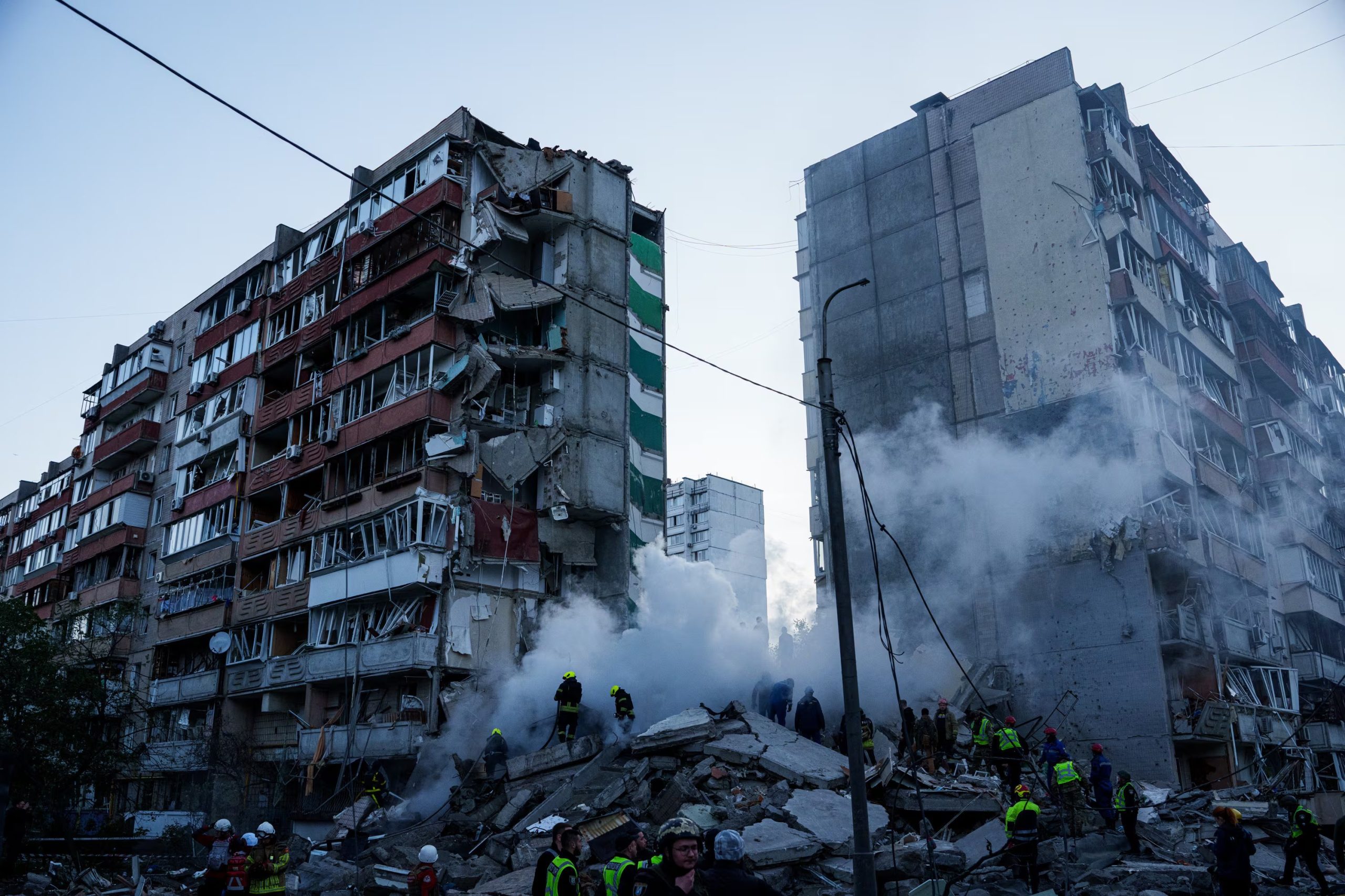 Rescatistas trabajan entre los escombros de un edificio residencial derrumbado tras un ataque ruso con drones y misiles sobre Kiev, el 14 de mayo de 2026. (AP Foto/Evgeniy Maloletka)