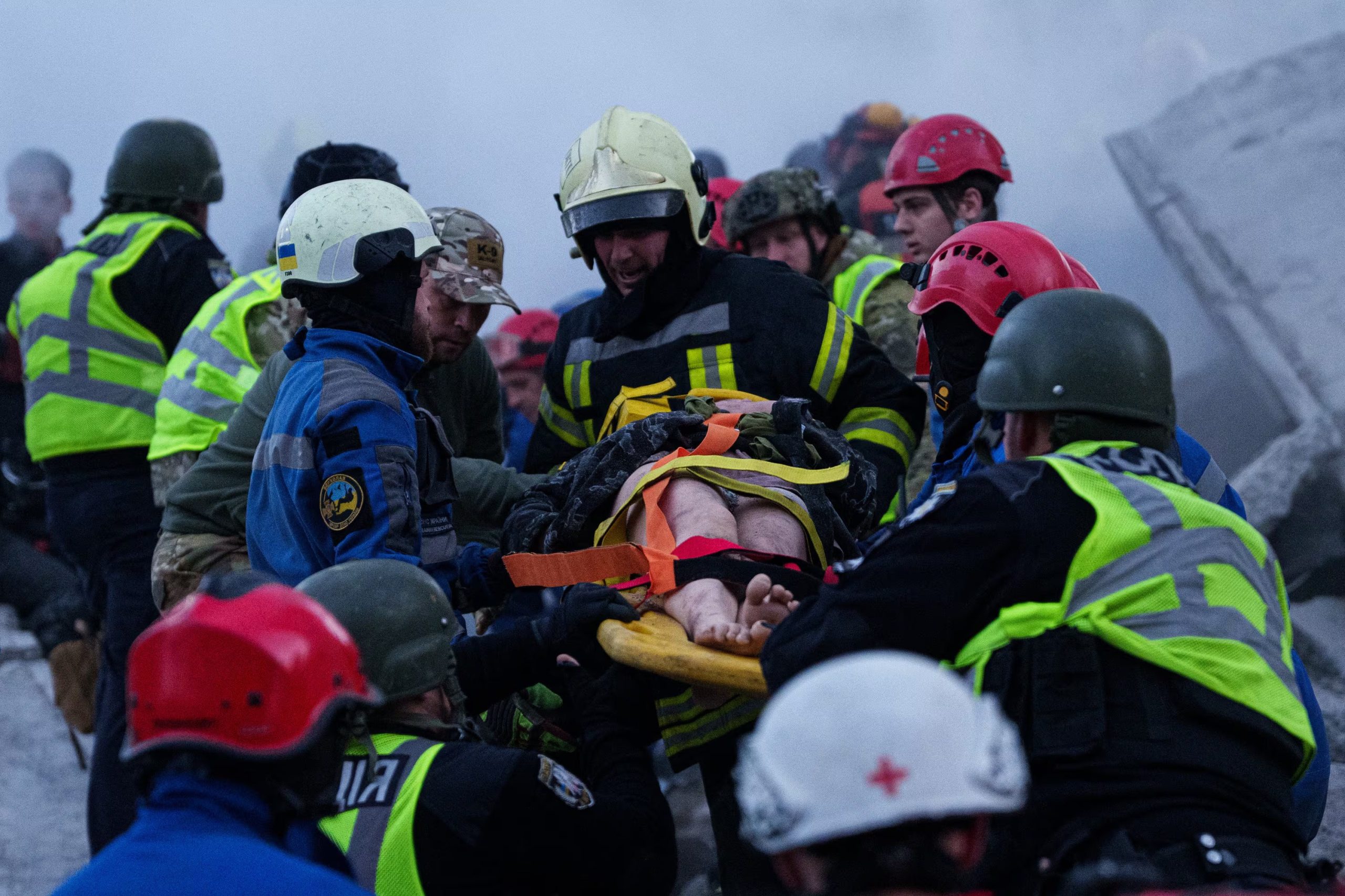 Rescatistas evacúan a una herida en camilla desde un edificio residencial dañado por un ataque ruso con drones y misiles sobre Kiev, el 14 de mayo de 2026. (AP Foto/Evgeniy Maloletka)