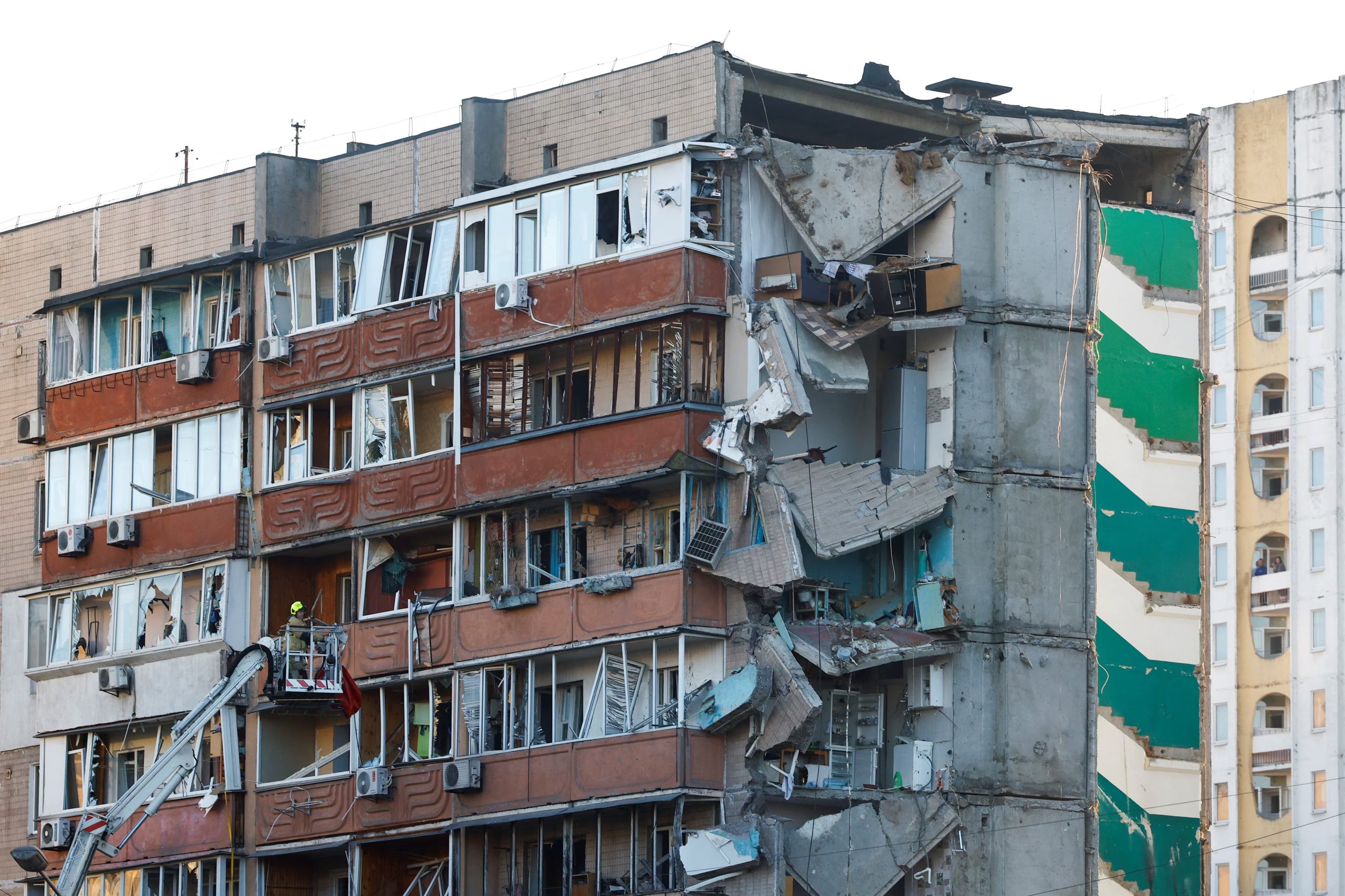 Vista de los daños en un edificio residencial alcanzado por el ataque ruso con drones y misiles sobre Kiev, el 14 de mayo de 2026. (REUTERS/Valentyn Ogirenko)