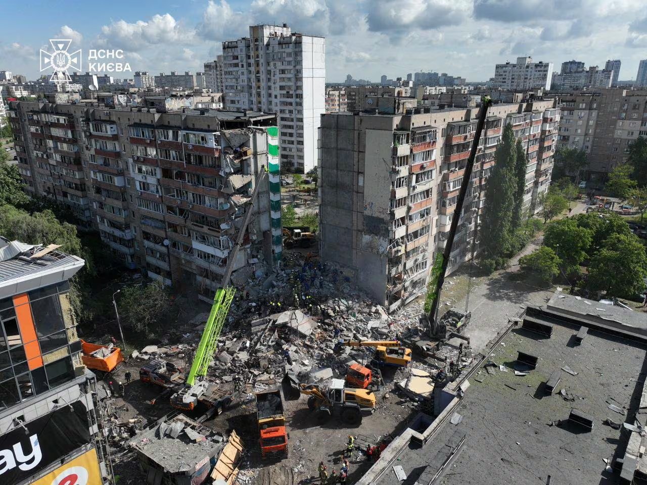 Bomberos trabajan en un edificio residencial dañado por el ataque ruso con drones y misiles sobre Kiev, el 14 de mayo de 2026. (Servicio de Emergencias de Ucrania/REUTERS)