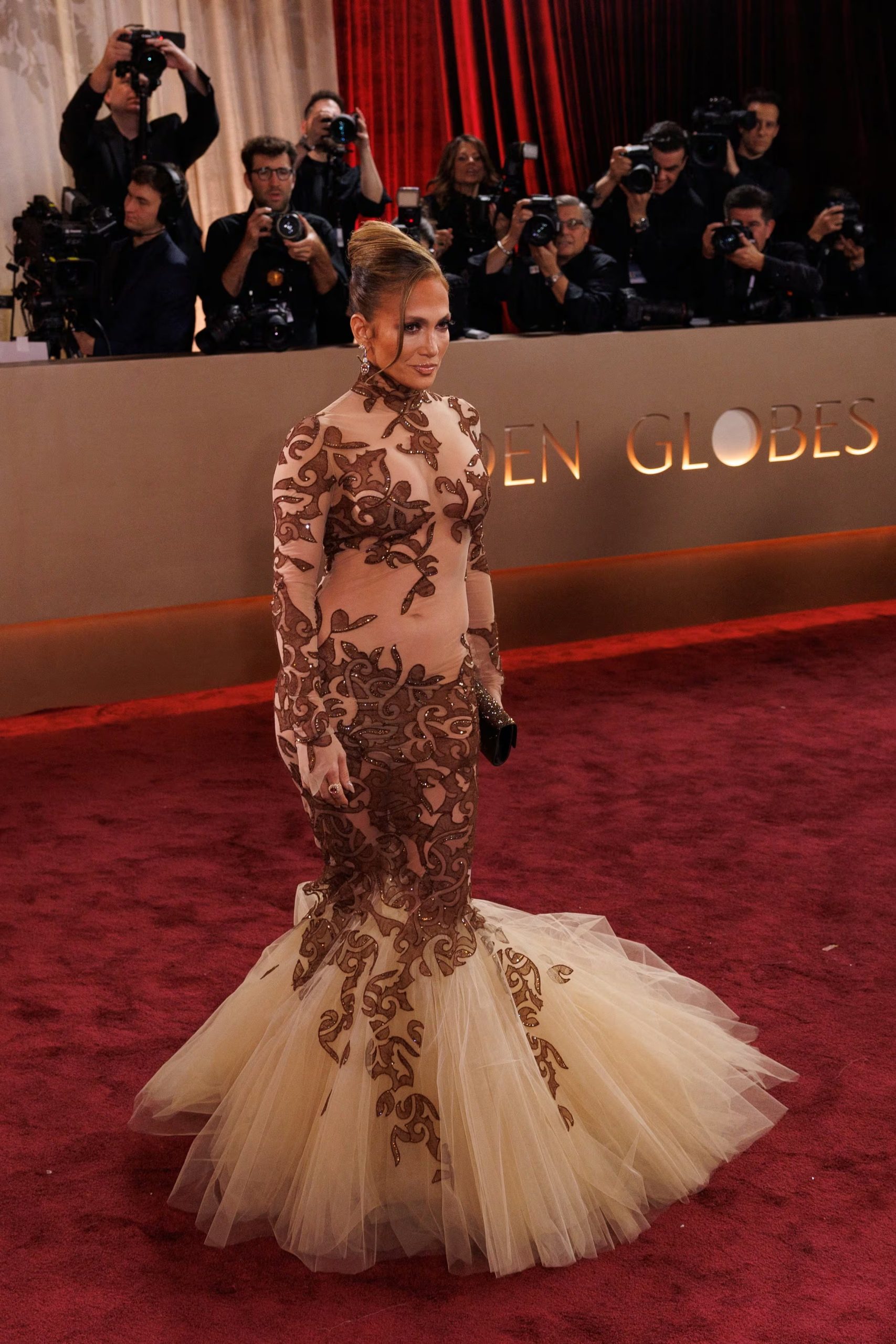 El tul beige bordado y la silueta sirena elevan la elegancia de Jennifer Lopez en una gala de alta costura (REUTERS/Mike Blake)