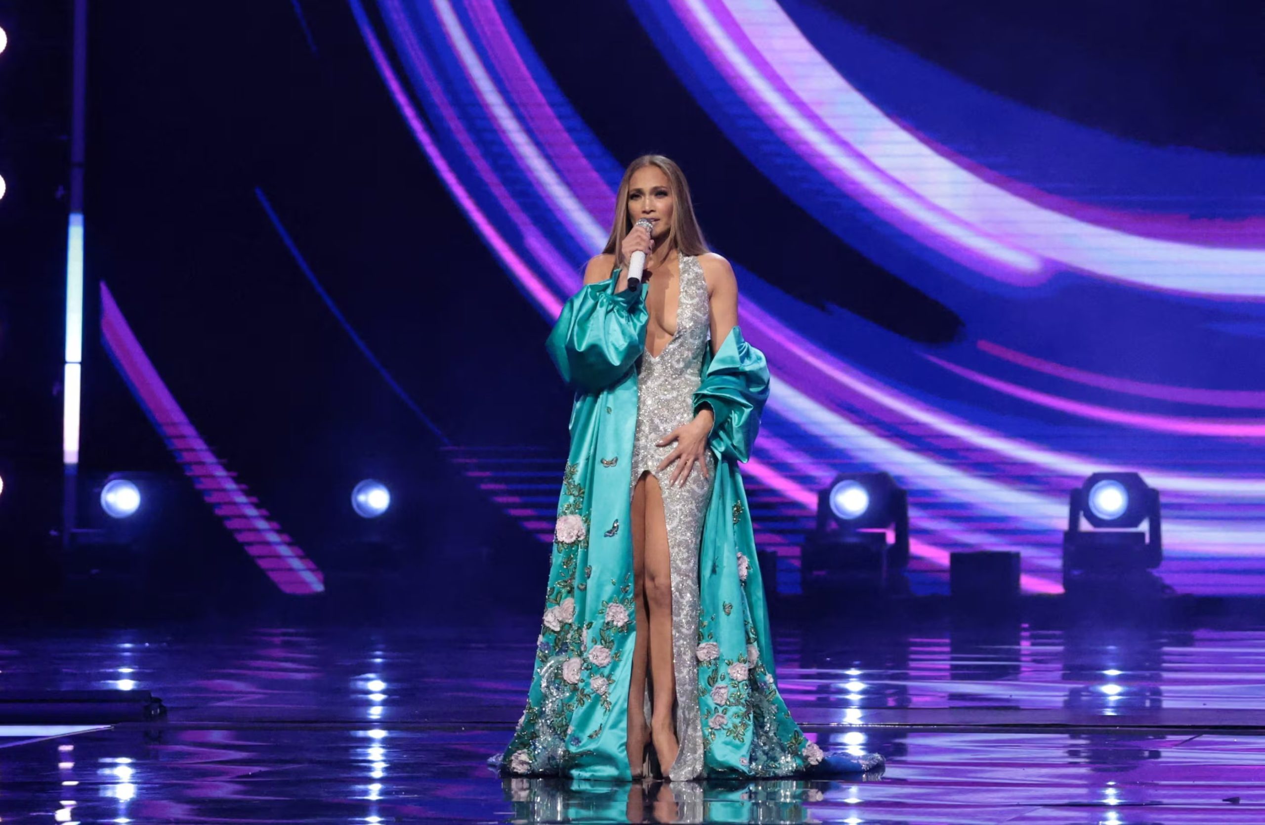 El vestido de lentejuelas plateadas y la capa azul turquesa escenifican el brillo de Jennifer Lopez en su presentación musical (REUTERS/Mario Anzuoni)