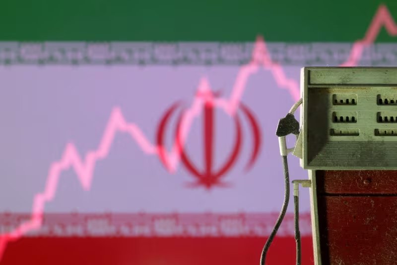 Las tensiones geopolíticas en Medio Oriente y las restricciones al tránsito petrolero por el Estrecho de Ormuz generan presiones adicionales sobre el mercado energético global (REUTERS/Dado Ruvic/Ilustración/Foto de archivo)