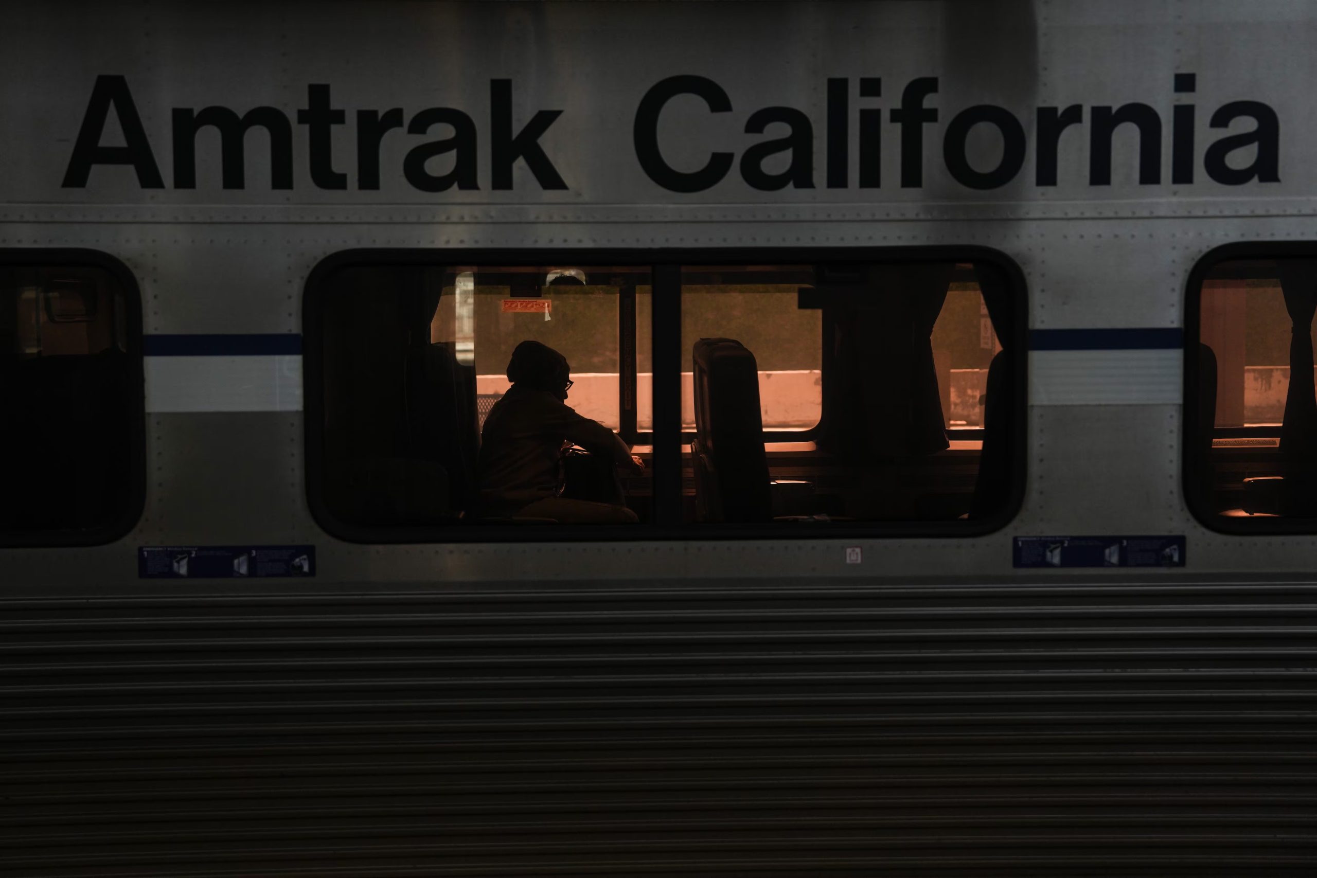 La compañía ferroviaria nacional experimenta un incremento de pasajeros en rutas interurbanas, reflejando el interés por alternativas al automóvil (AP Foto/Jae C. Hong)