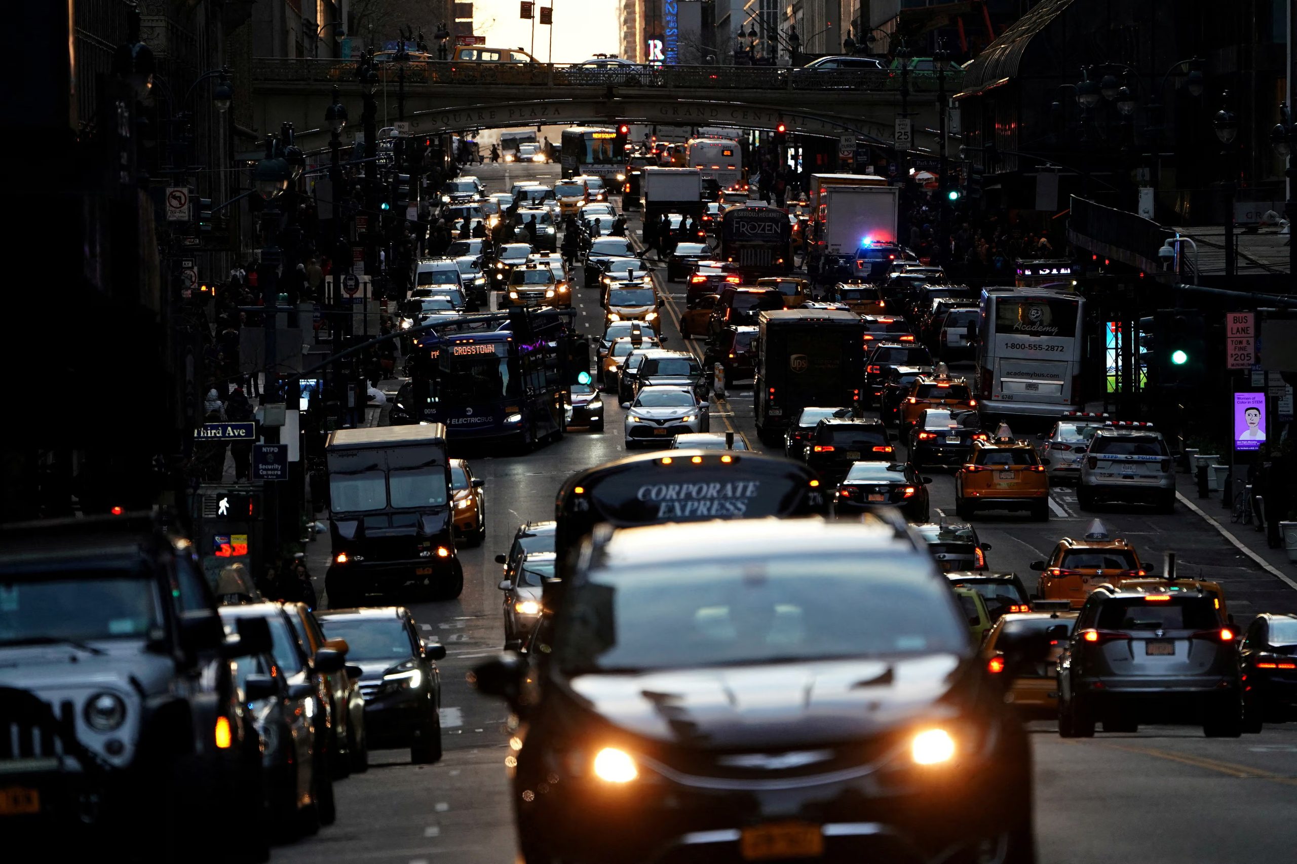 El encarecimiento de la gasolina incentiva a más usuarios a buscar opciones de movilidad colectiva para sus desplazamientos diarios (REUTERS/Carlo Allegri/File Photo)