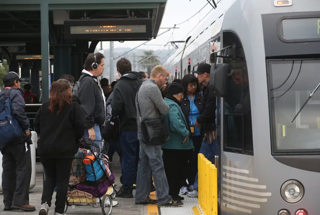 El ferrocarril emerge como opción viable para quienes buscan reducir gastos ante la volatilidad de los precios del combustible (AP Photo)