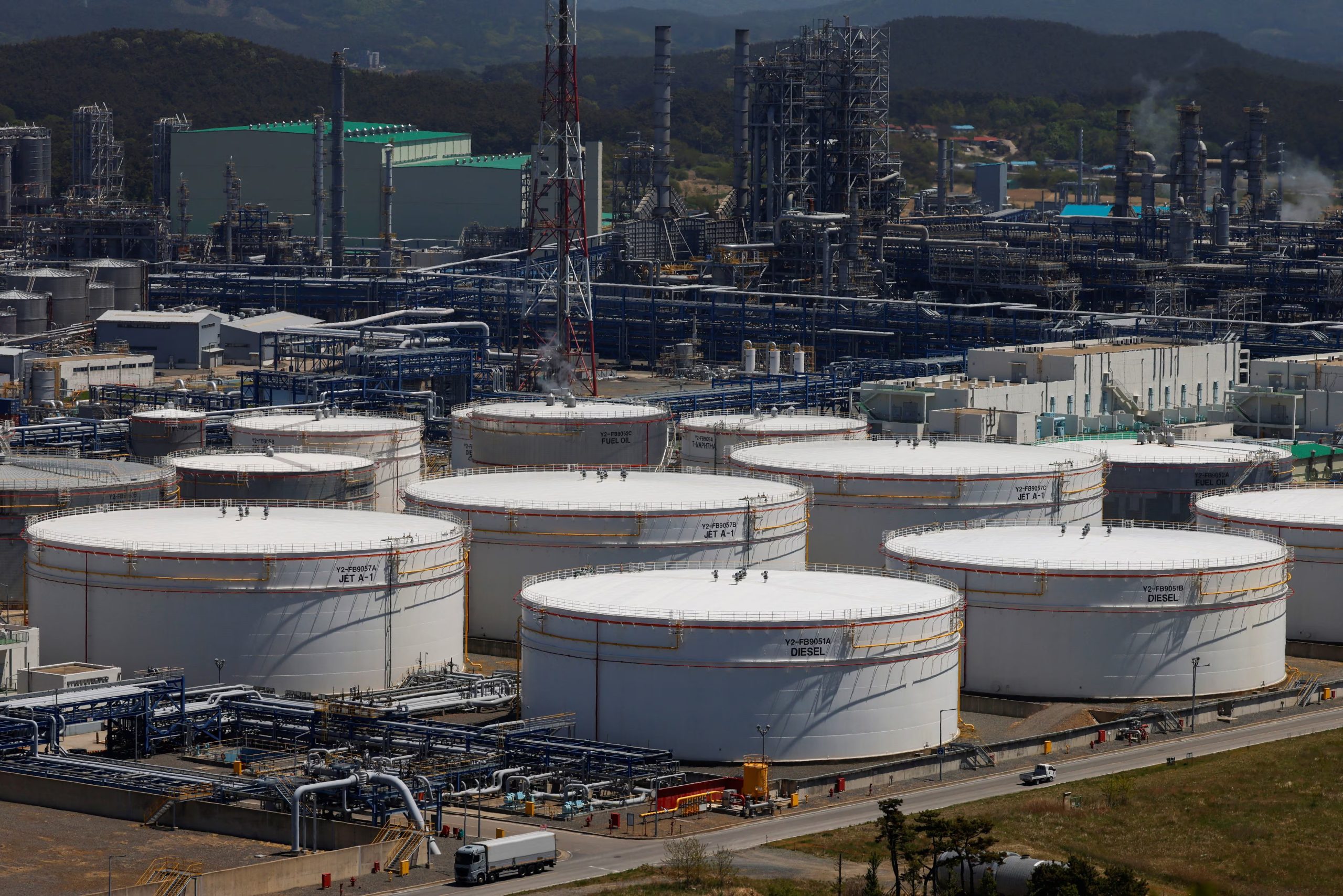 La guerra elevó el precio del Brent desde niveles cercanos a los 70 dólares previos al conflicto y trasladó presión inflacionaria a distintas economías (REUTERS)