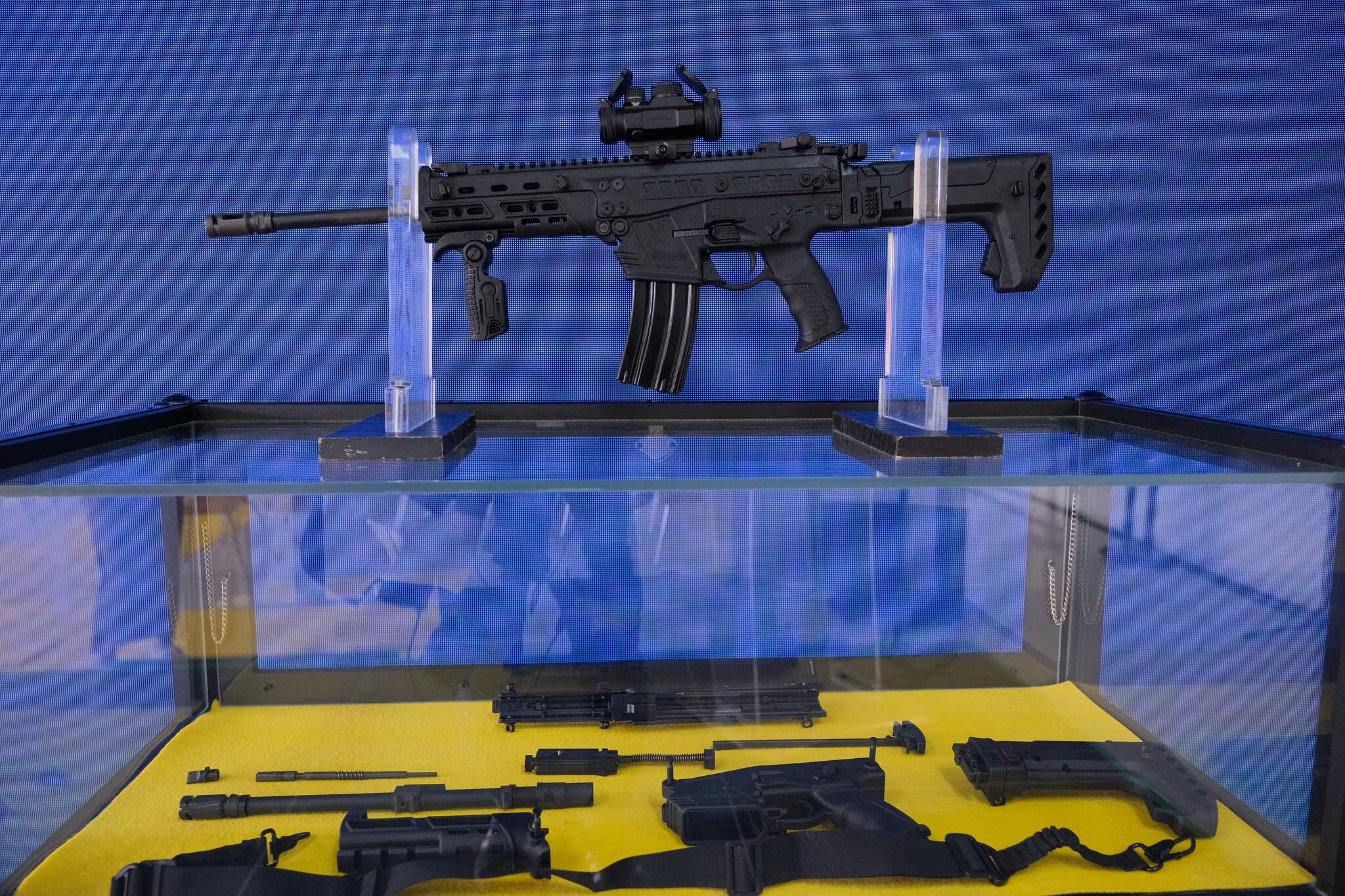 El fusil Jaguar, primer arma larga de diseño y fabricación colombiana, incorpora un 65% de polímeros de alta resistencia y pesa aproximadamente un 15% menos que el sistema Galil ACE que usa actualmente la Fuerza Pública- crédito Presidencia de la República