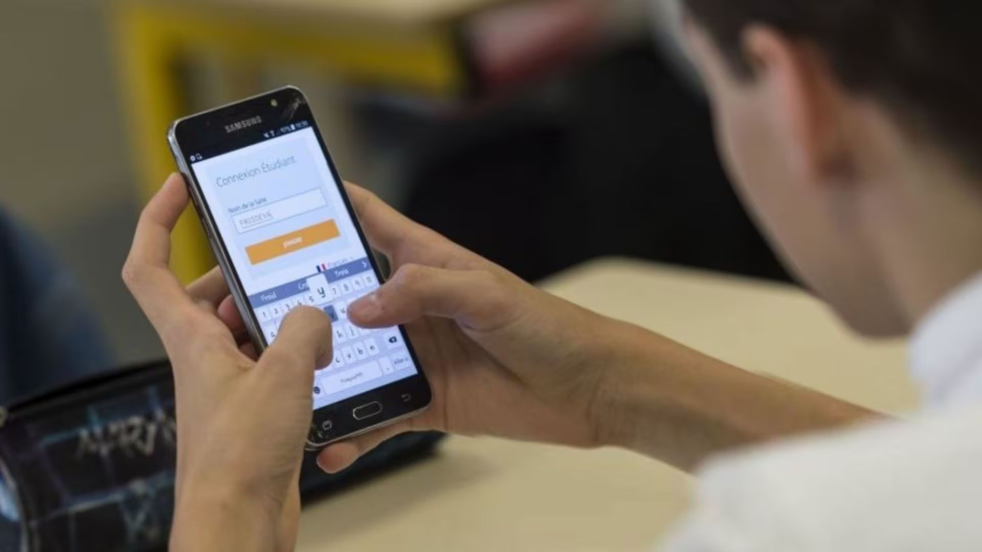 Las suspensiones escolares aumentaron inicialmente tras la prohibición de celulares, pero disminuyeron con el tiempo según el informe académico