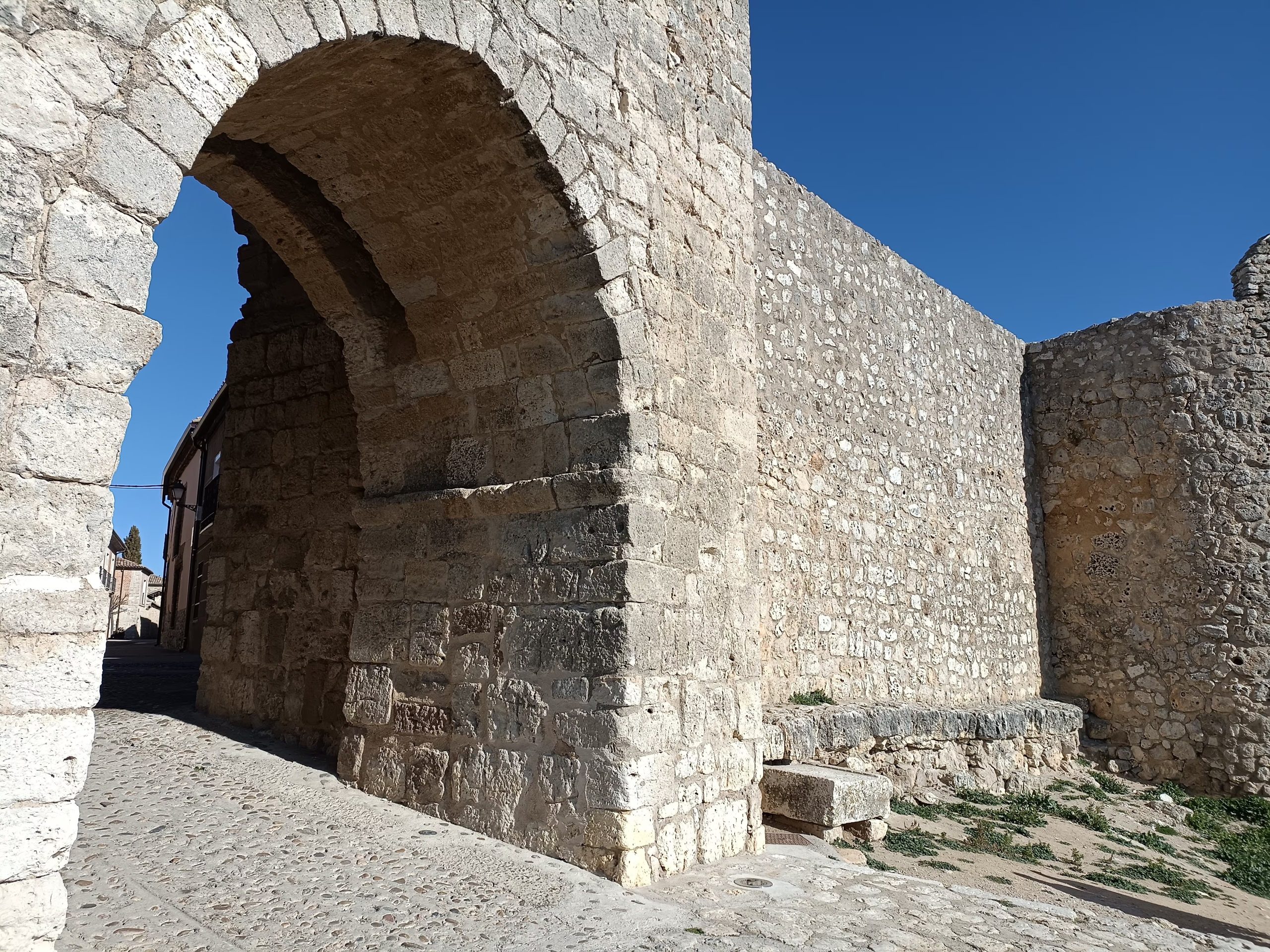La muralla medieval de Urueña, el pueblo de las librerías, en Valladolid. (María García Arenales)
