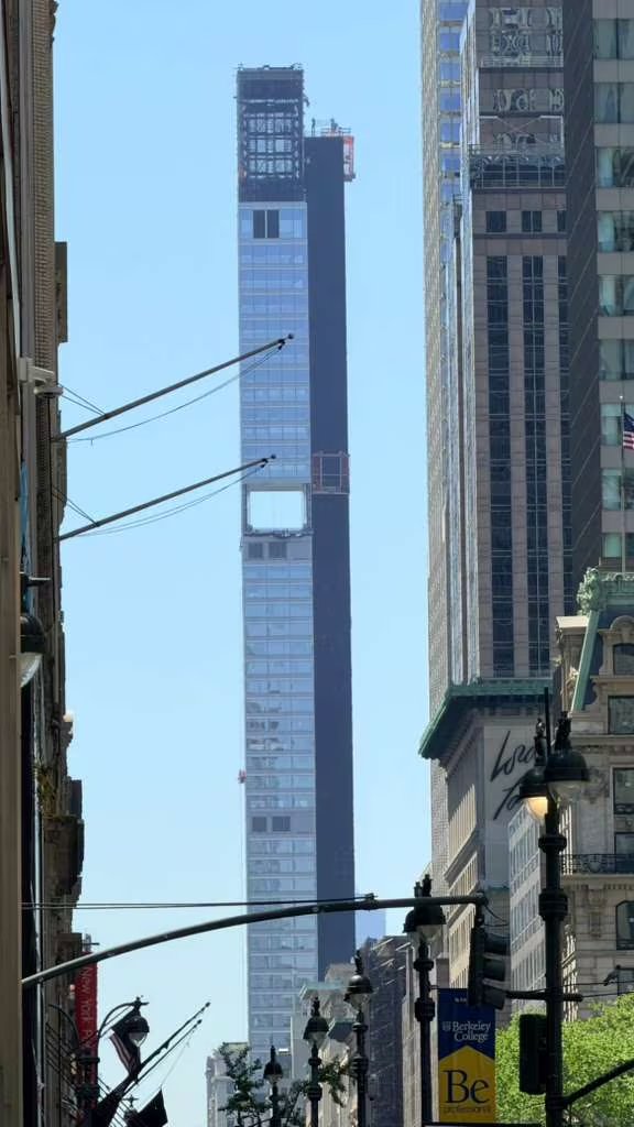 El diseño minimalista y la base ultra pequeña de 262 Fifth Avenue lo convierten en el edificio residencial más alto y delgado de la Quinta Avenida (Opy Morales)
