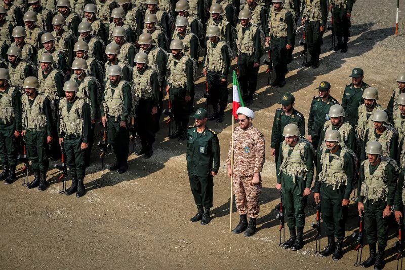 Miembros del Cuerpo de la Guardia Revolucionaria Islámica (CGRI) asisten a un ejercicio militar de las fuerzas terrestres del CGRI (REUTERS/Archivo)