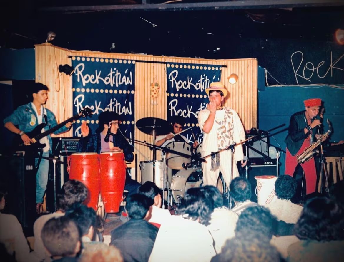 Tras una etapa inicial marcada por la innovación, Tony Méndez asumió la dirección en 1989, mudando el foro a la colonia Nápoles y posteriormente a Miramontes, donde se consolidó como un espacio integral: además de conciertos, albergó un sello discográfico y un tianguis cultural similar a El Chopo.
(Especial)