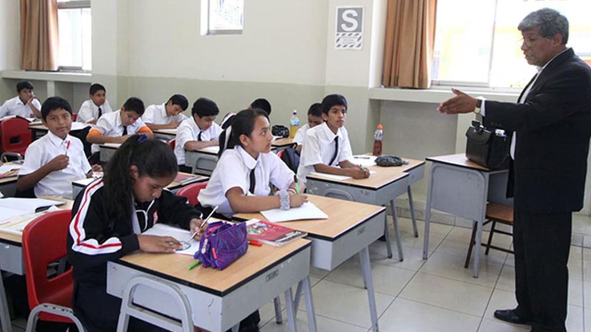 Las amenazas de tiroteo escolar ya causaron suspensión de clases en varios colegios de Chile. (Andina)