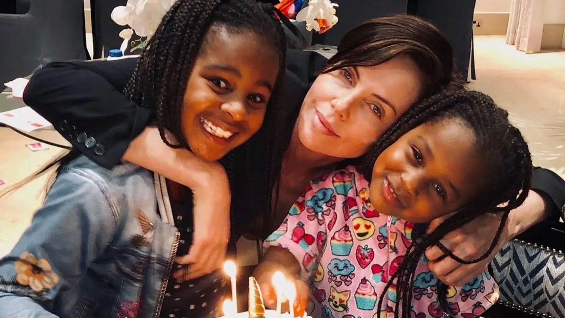 La actriz sostiene que su autonomía es clave para el bienestar de su hogar y el equilibrio familiar junto a sus hijas (Instagram/@charlizeafrica)