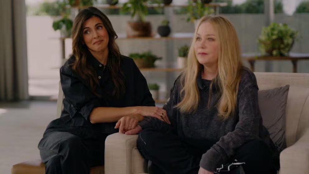 La amistad y apoyo de Christina Applegate la ayudaron a aceptar y visibilizar abiertamente los aspectos más difíciles de vivir con esclerosis múltiple (Captura de video)