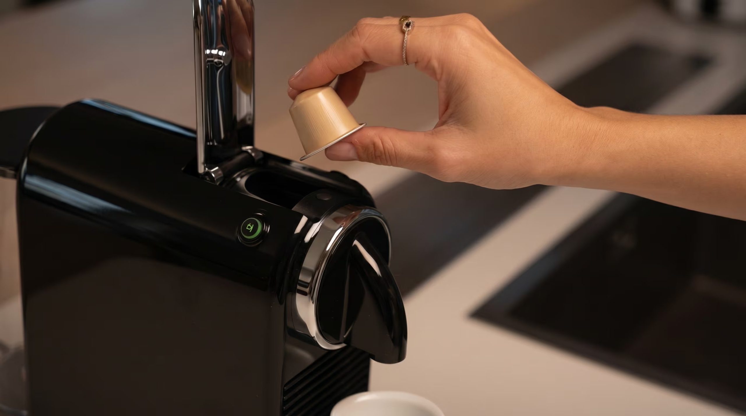 El hábito de limpiar la cafetera prolonga su vida útil y mejora el sabor del café. (Imagen Ilustrativa Infobae)