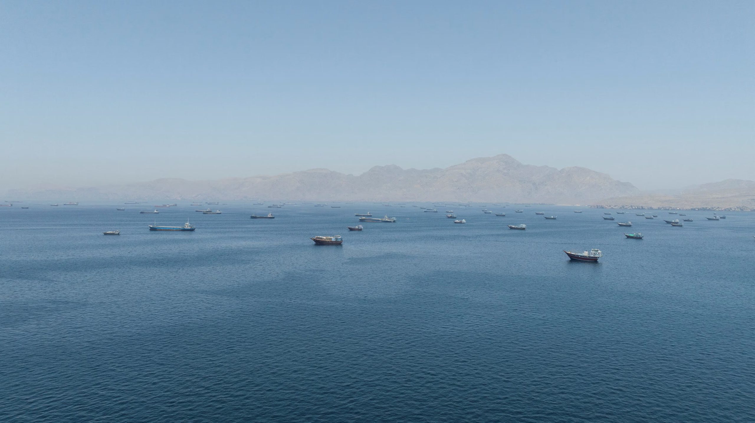FOTO DE Archivo. Una imagen tomada con un dron muestra embarcaciones navegando por el estrecho de Ormuz, vista desde Musandam, Omán, el 25 de mayo de 2026. REUTERS/Stringer