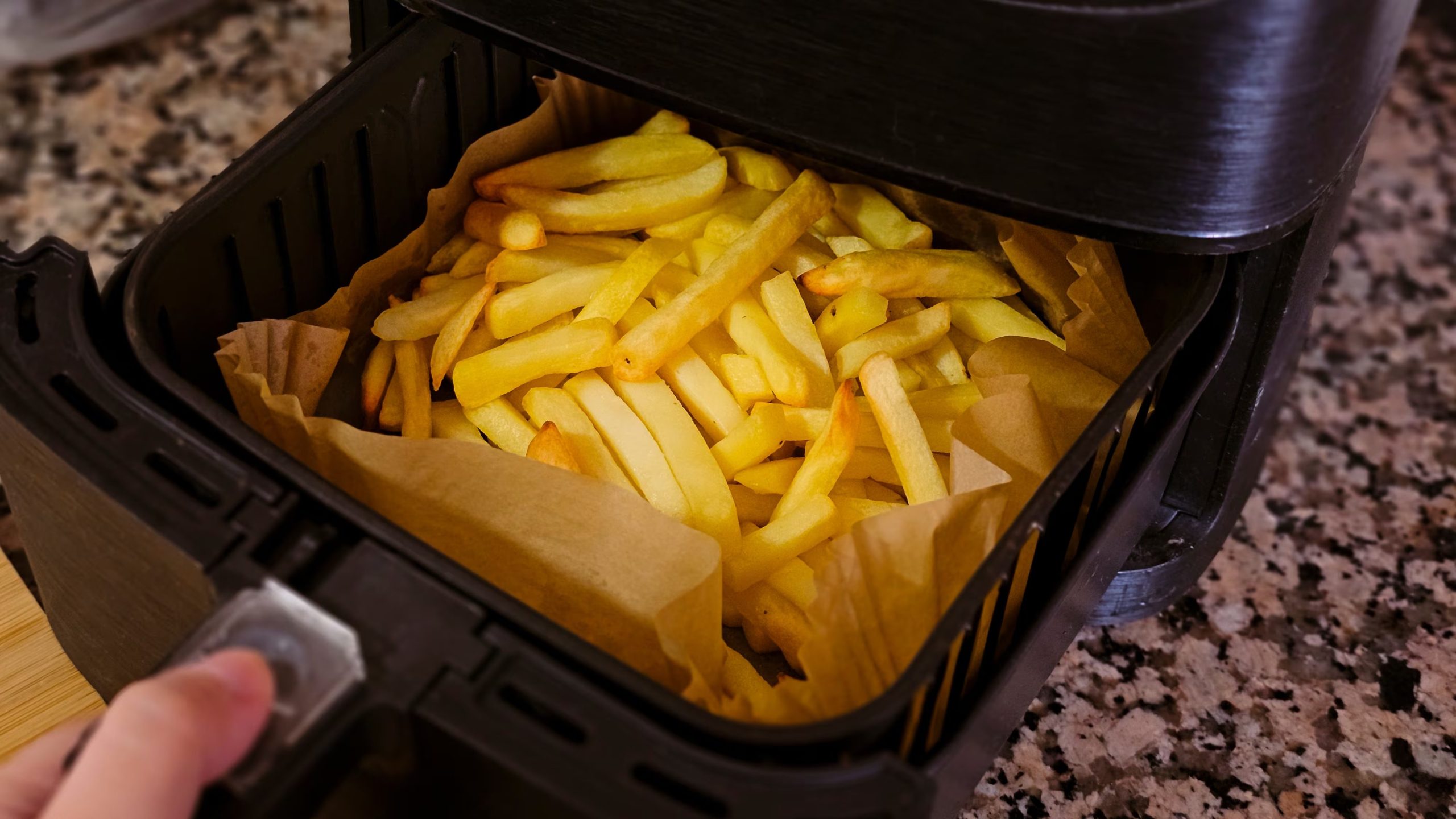 Papas fritas en la freidora de aire. (AdobeStock)