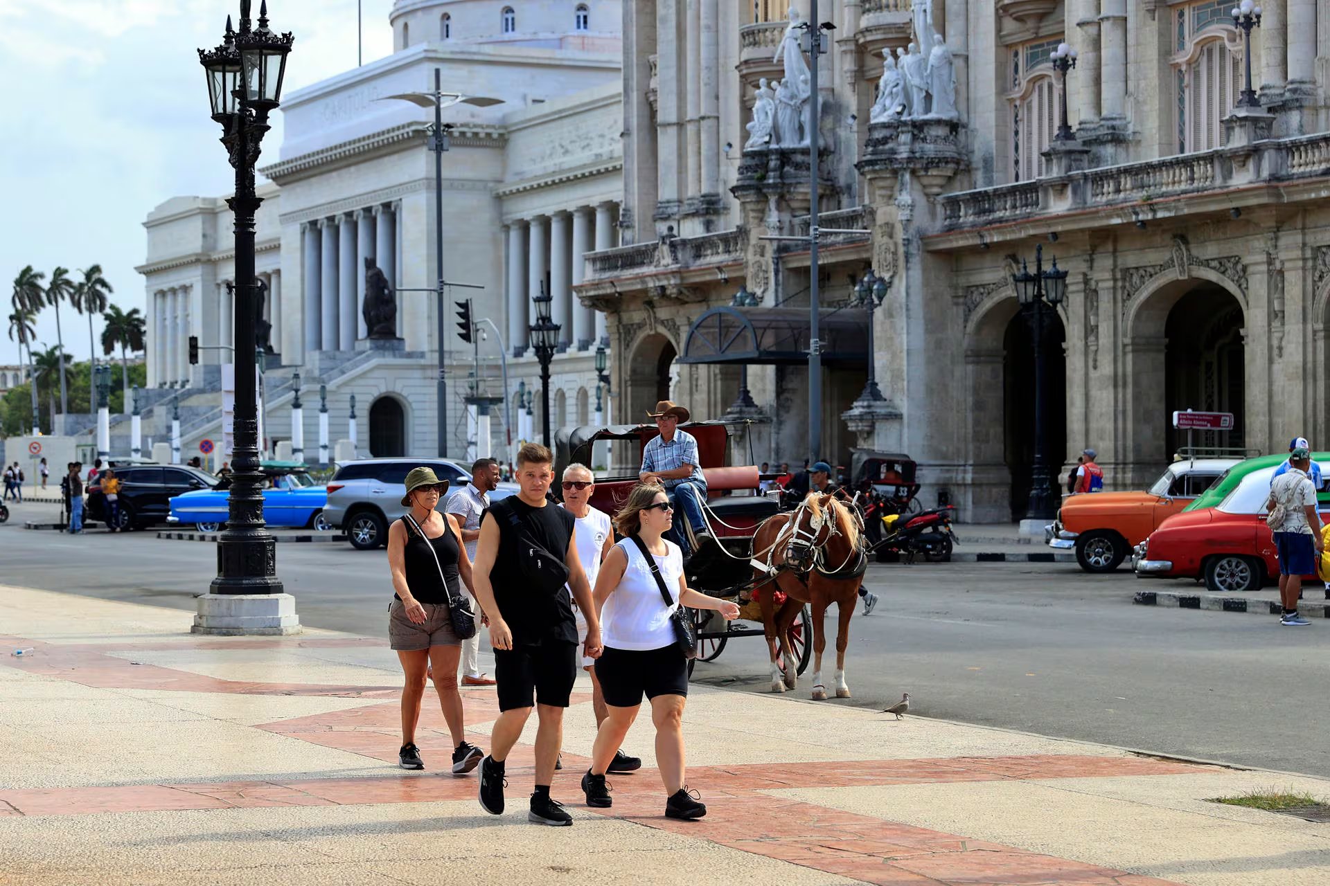 Turistas caminan por una calle de Cuba (EFE)