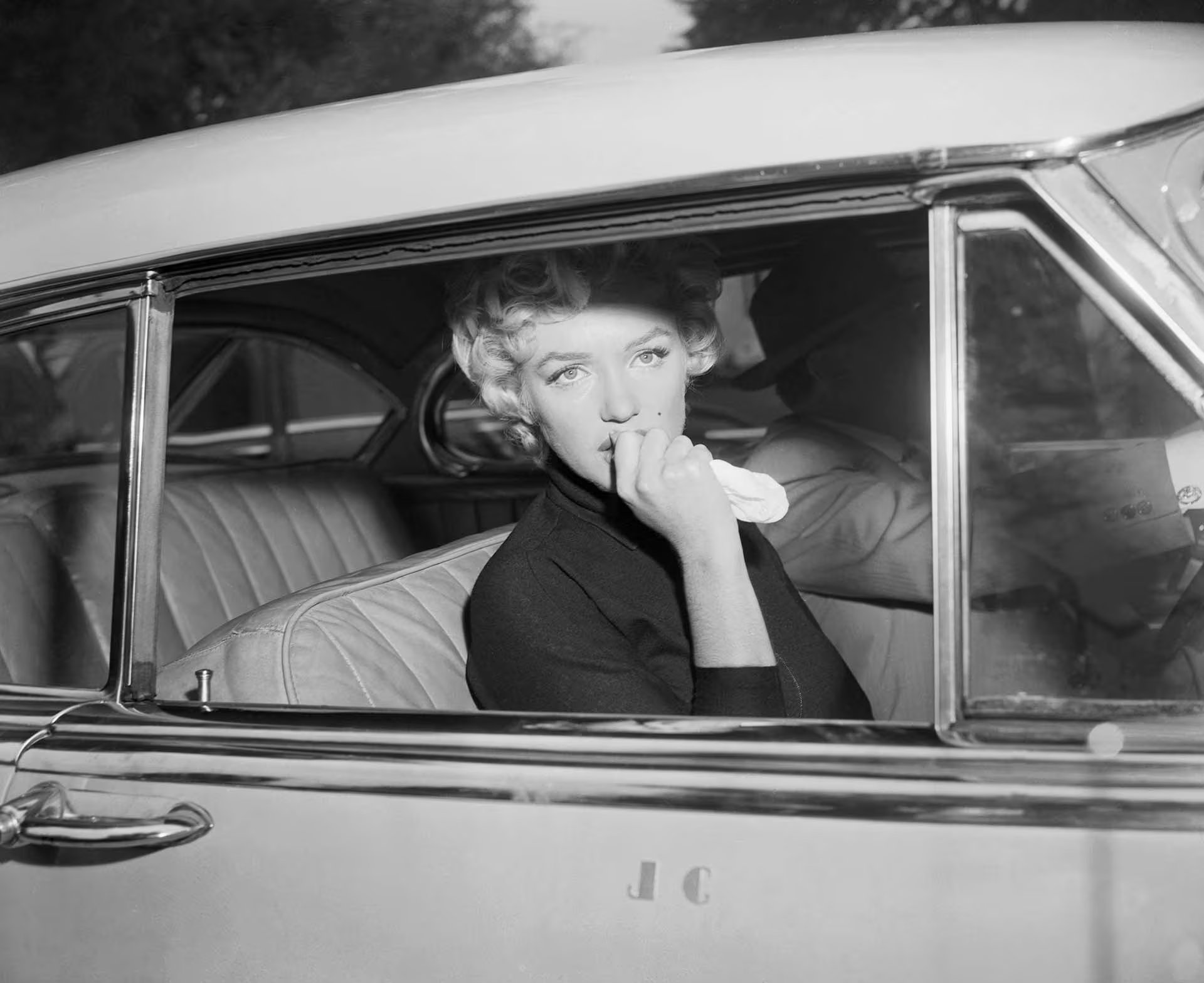 Marilyn Monroe, allá por 1962, atravesaba un difícil momento personal y profesional, enfrentando su adicción a los barbitúricos, y cierto aislamiento producido en Hollywood