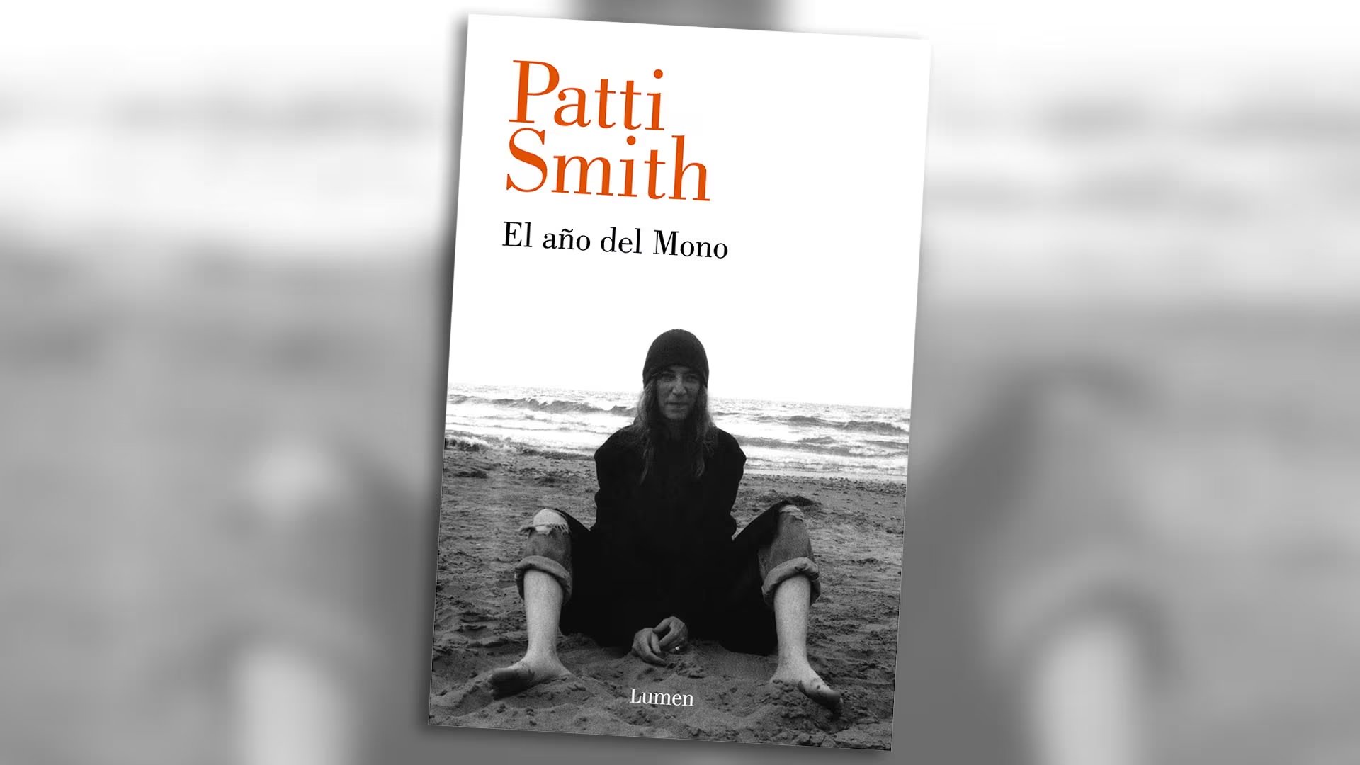 'El año del mono' introduce la autoficción en la narrativa de Patti Smith, combinando elementos surrealistas y reflexiones personales que desdibujan los límites de lo real y lo ficticio