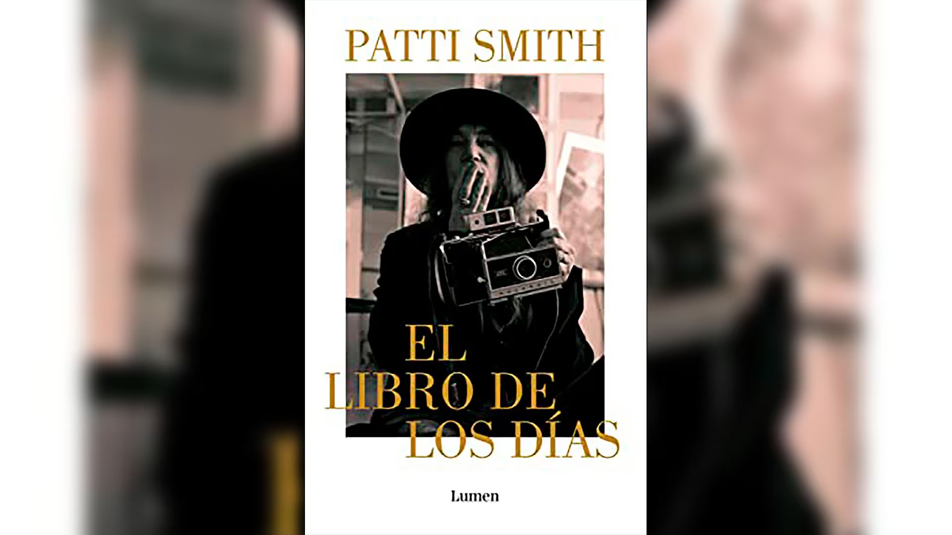 La fotografía cobra protagonismo en 'El libro de los días', diario visual inspirado en Instagram, en el que Smith une imágenes y textos breves para narrar un año completo de su vida