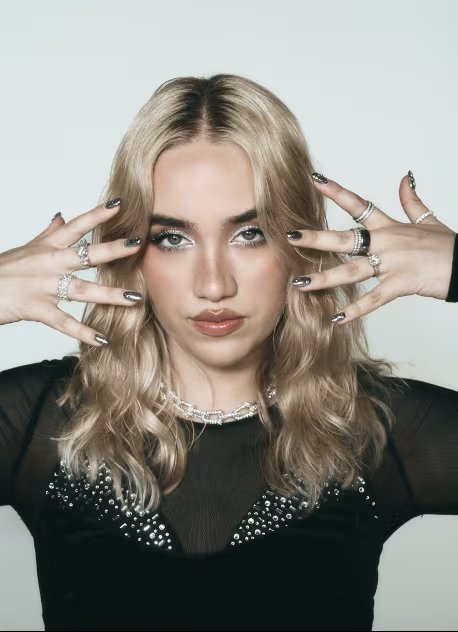 Ela Taubert ha transformado su imagen al dejar atrás su característico pelo rosado y adoptar un look rubio con tonos plateados y de titanio, símbolo de resiliencia - crédito cortesía Universal Music