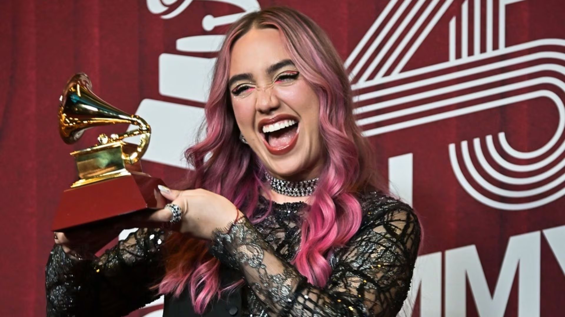 Ela Taubert se llevó el título de Mejor Nuevo Artista en los Latin Grammy 2024, y reflexionó sobre el impacto del galardón en su vida y su carrera muslcal - crédito @shutterstocknow/Instagram