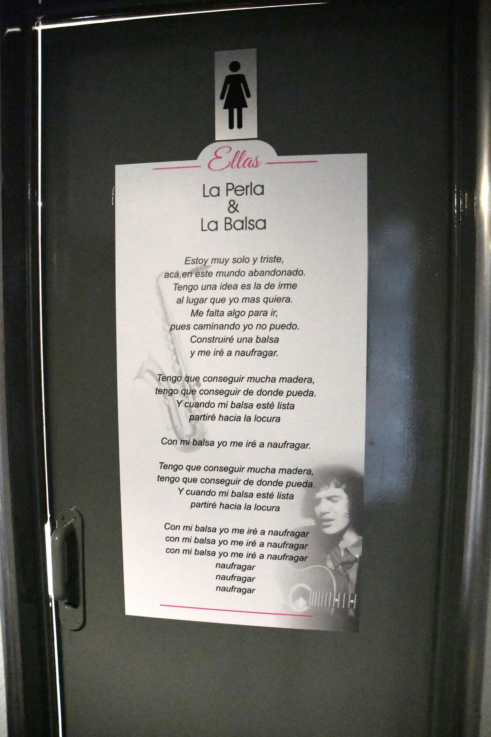 El recuerdo para Tanguito y Lito Nebbia en el baño del bar La Perla de Once 