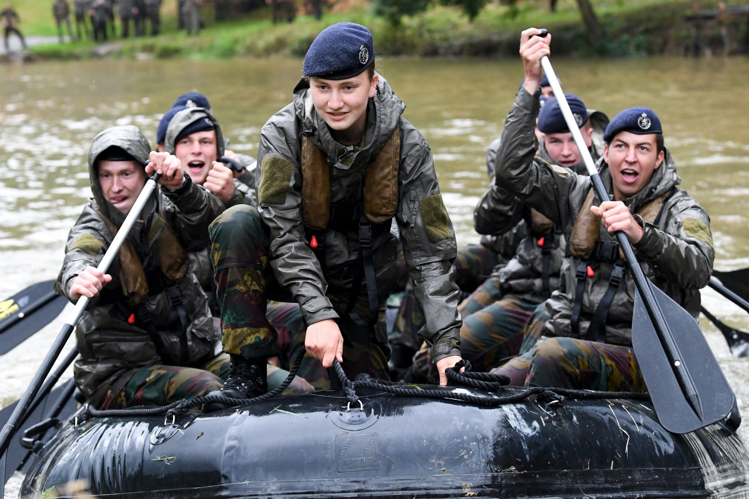  La princesa heredera belga Elisabeth, al centro, participa en un ejercicio militar. (Frederic Sierakowski, foto compartida vía AP, archivo)