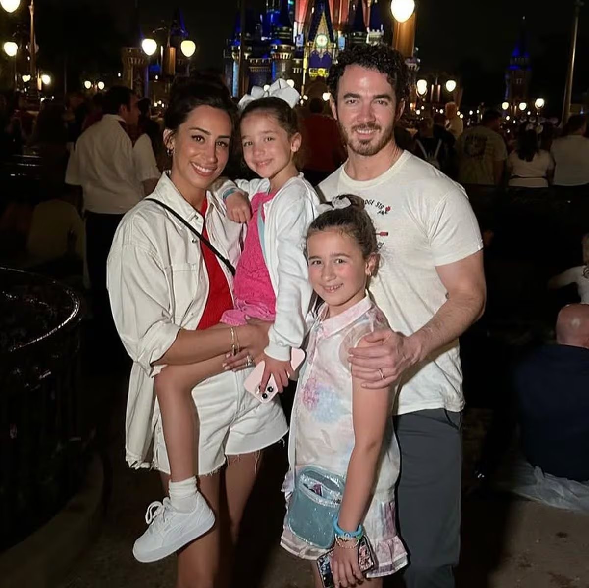 El cantante celebra la mezcla de vida personal y profesional al compartir sus lanzamientos musicales con sus hijas y recibir apoyo de su esposa (Instagram/@kevinjonas)