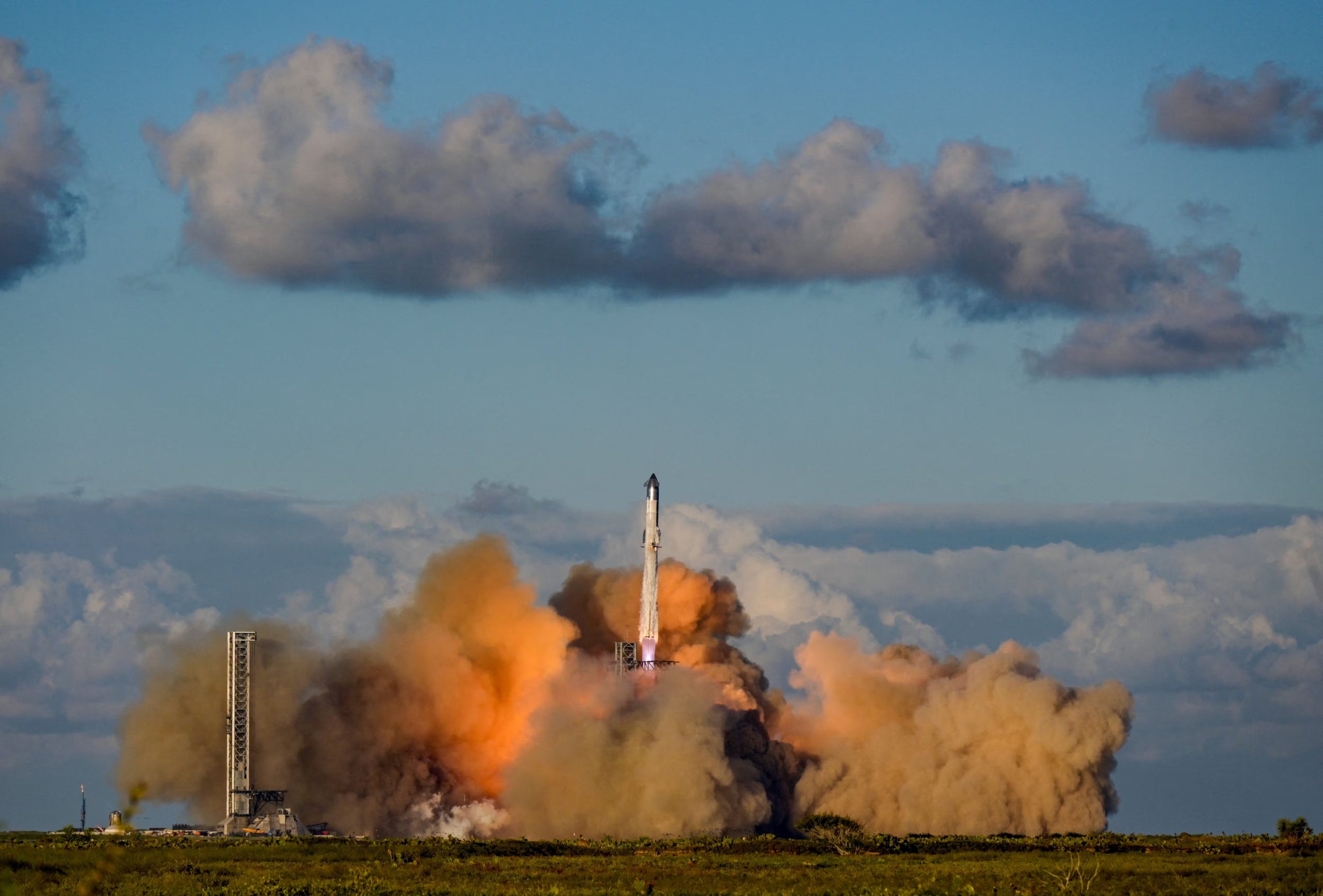 El lanzamiento incluirá la liberación de 22 satélites simuladores Starlink para ensayar procedimientos y probar el sistema de detección de fallos del escudo térmico.(REUTERS/Steve Nesius/File Photo)