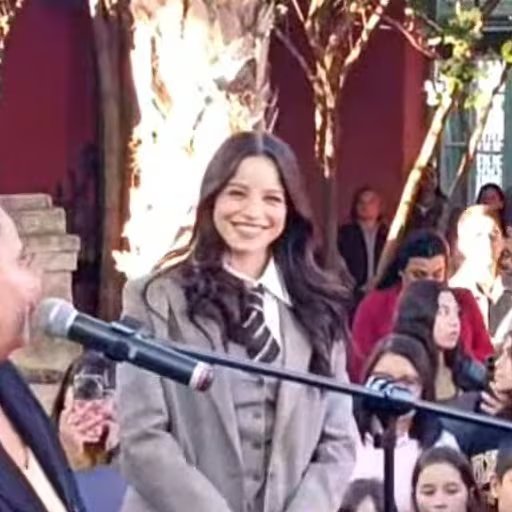 La cantante Emilia Mernes compartió su emoción recordando anécdotas de infancia y agradeciendo a su familia durante el acto oficial en Nogoyá