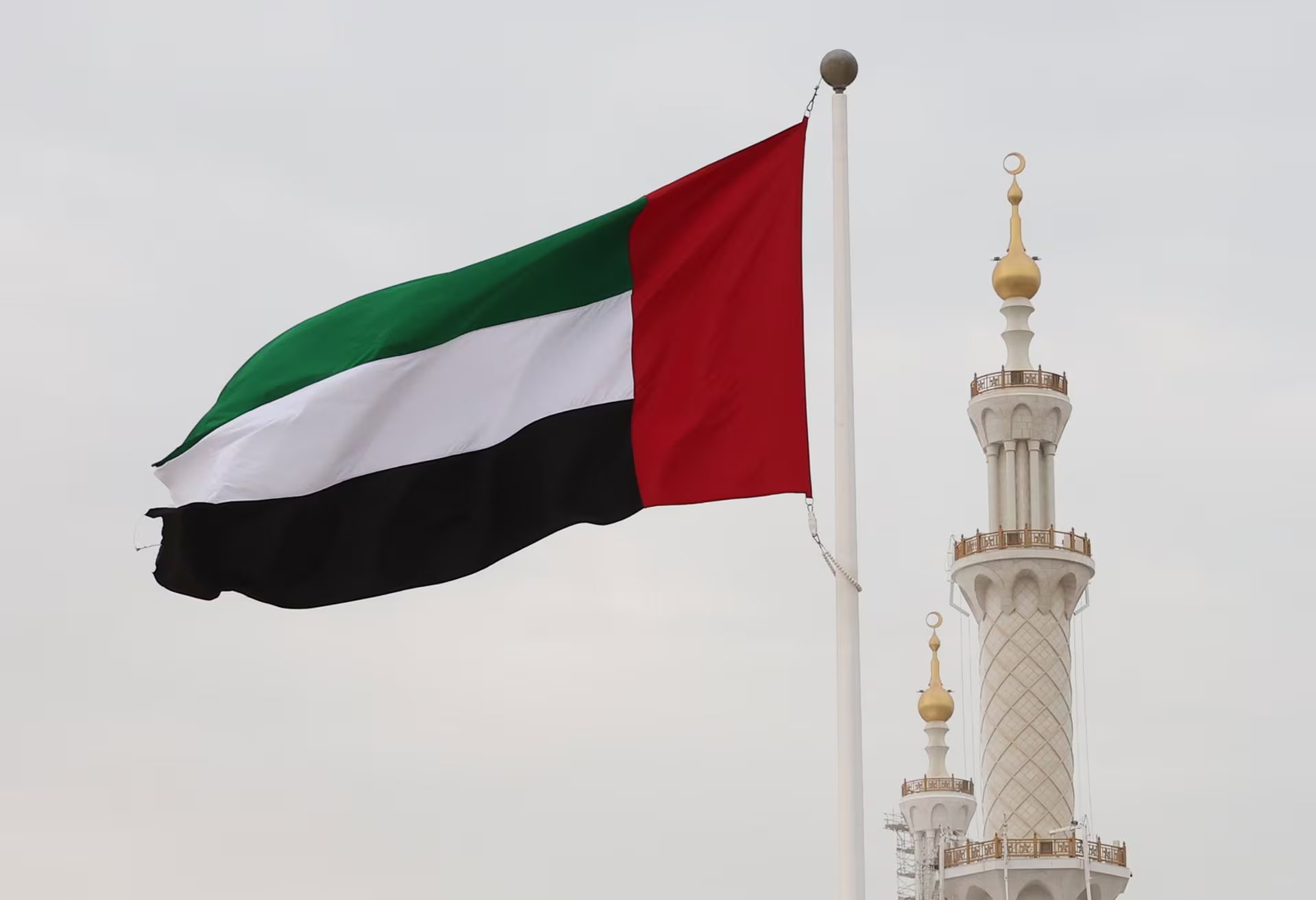 El Consejo de Cooperación del Golfo también manifestó su apoyo a Abu Dabi. En un comunicado, su secretario general, Jasem Mohamed al Budaiwi, calificó los hechos como una “peligrosa escalada