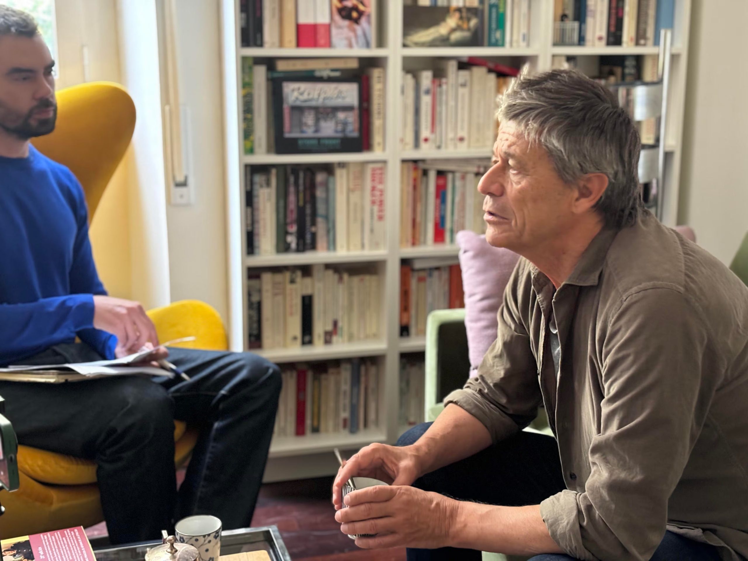Emmanuel Carrère destaca la importancia de la lectura en su formación y el papel de la literatura frente a los desafíos contemporáneos