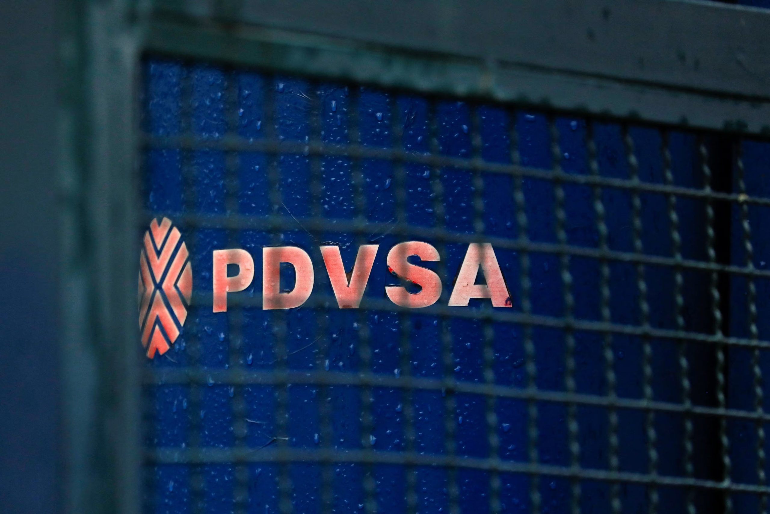 El logotipo de la petrolera estatal venezolana PDVSA se ve en la sede de PDVSA, en Caracas, Venezuela (REUTERS/Leonardo Fernández Viloria/Archivo)