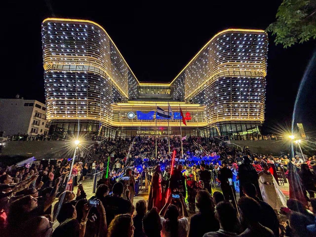 Setenta músicos deslumbraron al público frente a la Biblioteca Nacional de El Salvador con melodías emblemáticas de Star Wars y The Mandalorian, mientras los fans lucieron disfraces y sables de luz en una noche inolvidable (Foto cortesía Prensa San Salvador Centro)