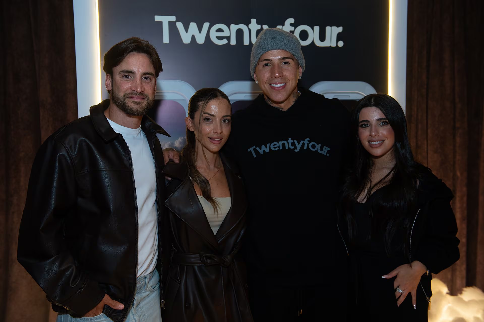 De izq. a der. El jugador Nicolás Tagliafico, su pareja Carolina Calvagni, Enzo Fernández y Valentina Cervantes