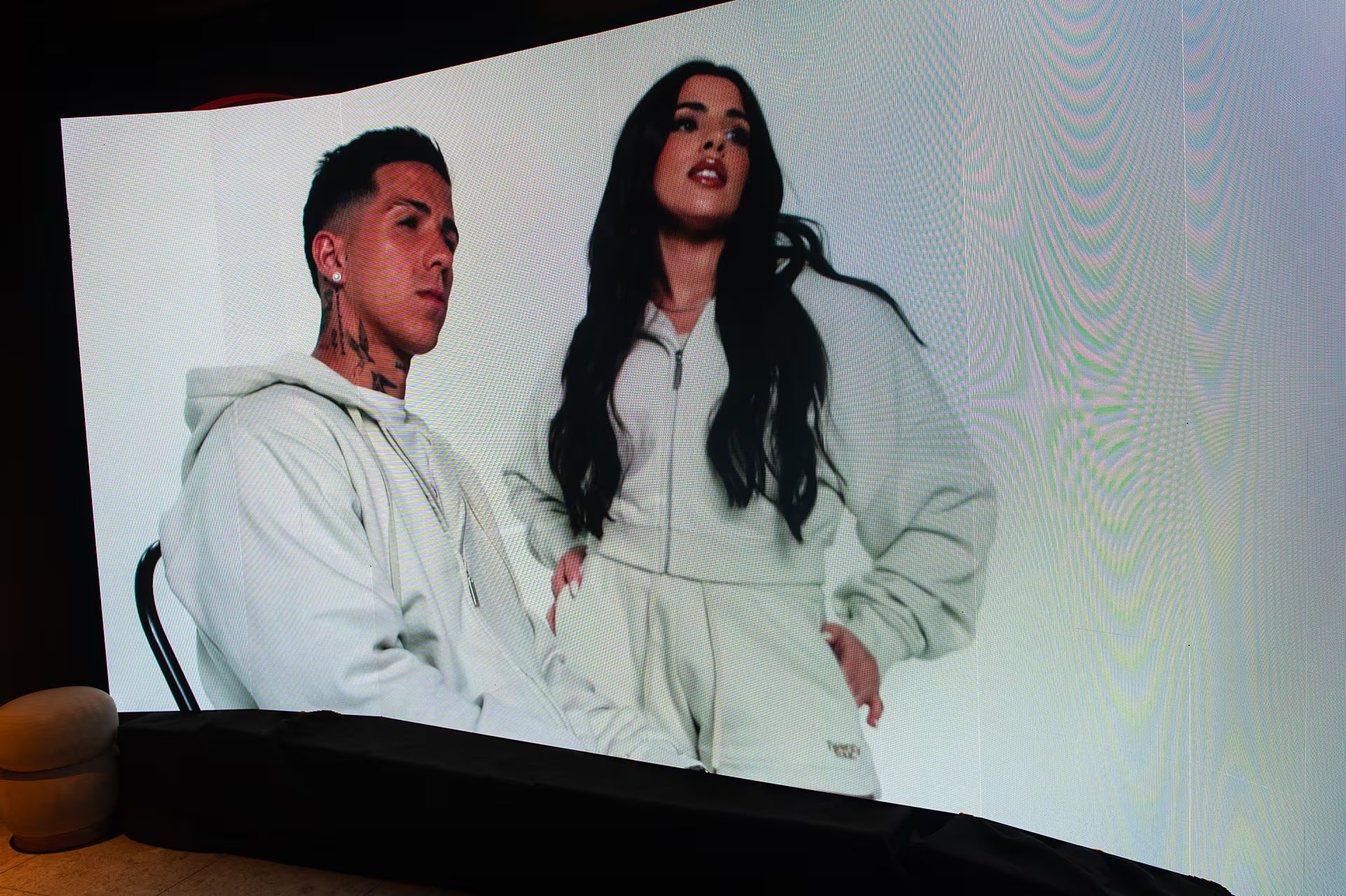 Enzo y Valentina posando como modelos de su marca