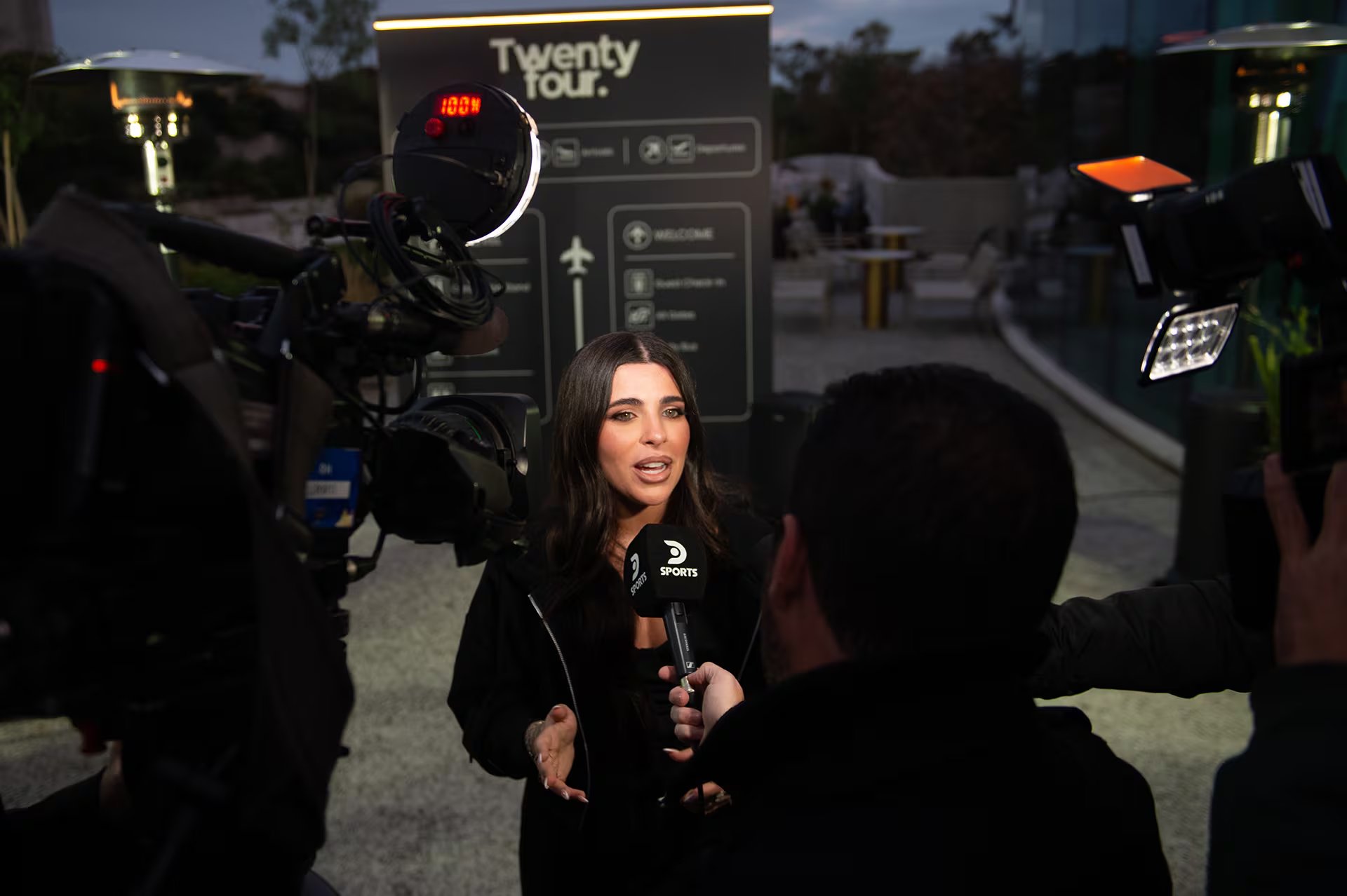 Valentina Cervantes en la previa junto a los medios
