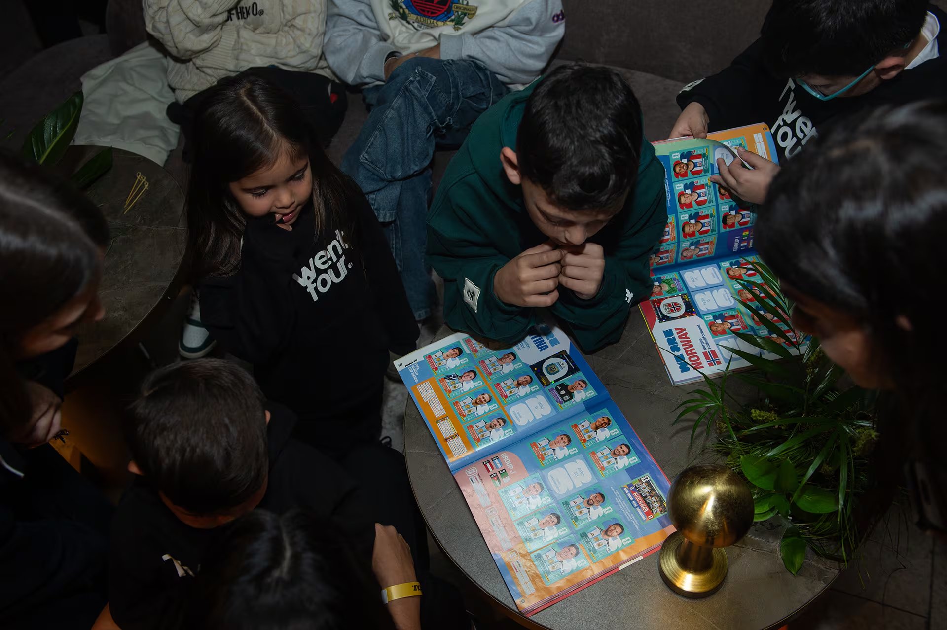 Los niños y niñas entretenidos con las figuritas del Mundial